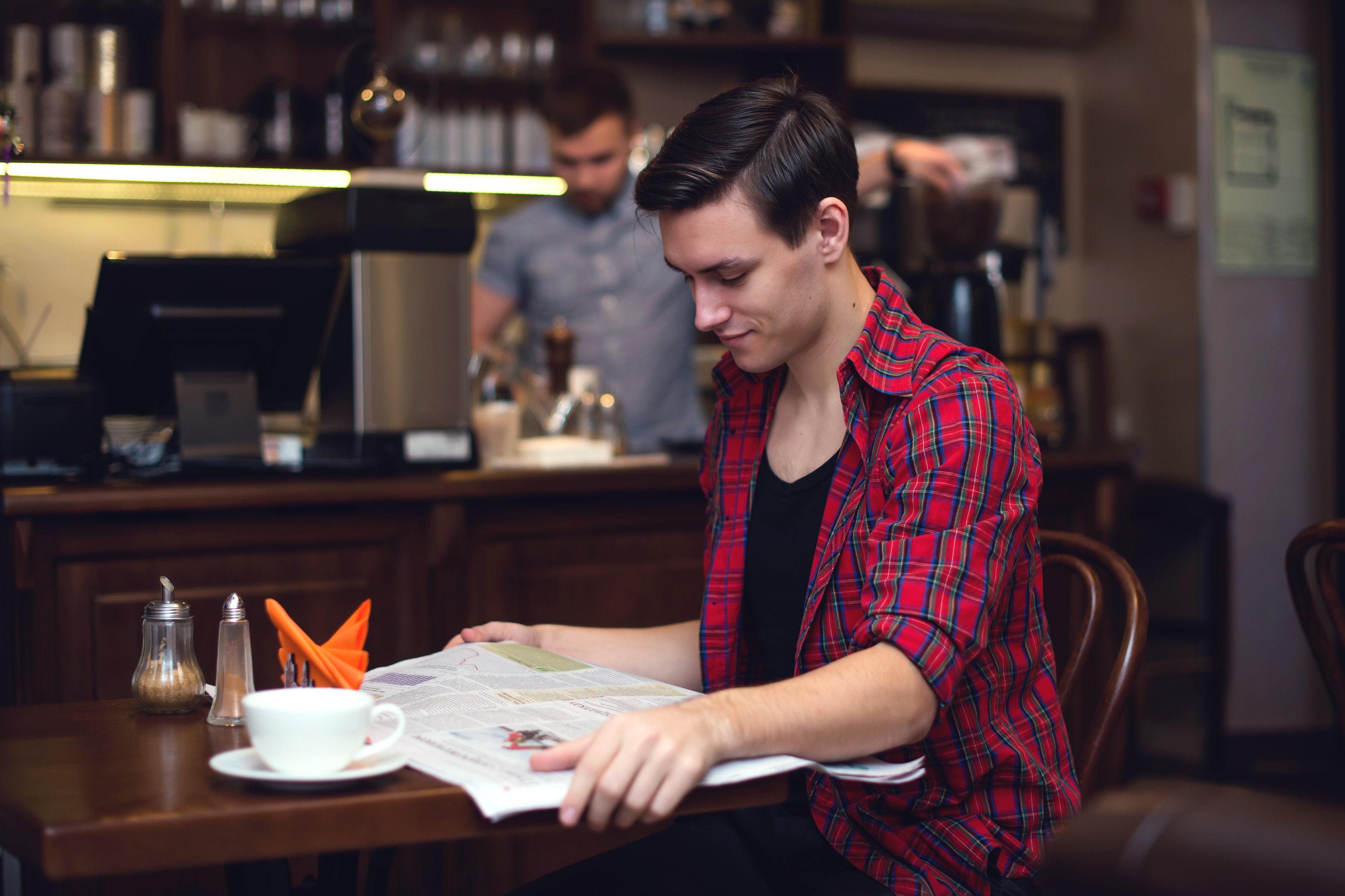 Un jeune homme prenant un verre | Photo : Shutterstock Un jeune homme prenant un verre | Photo : Shutterstock