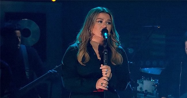 Kelly Clarkson performing a cover of "Happier Than Ever", October 2021 | Source: Youtube/The Kelly Clarkson Show