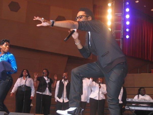 Deitrick Haddon's energetic performance on stage with backup singers on June 2019 | Photo: Wikimedia Commons