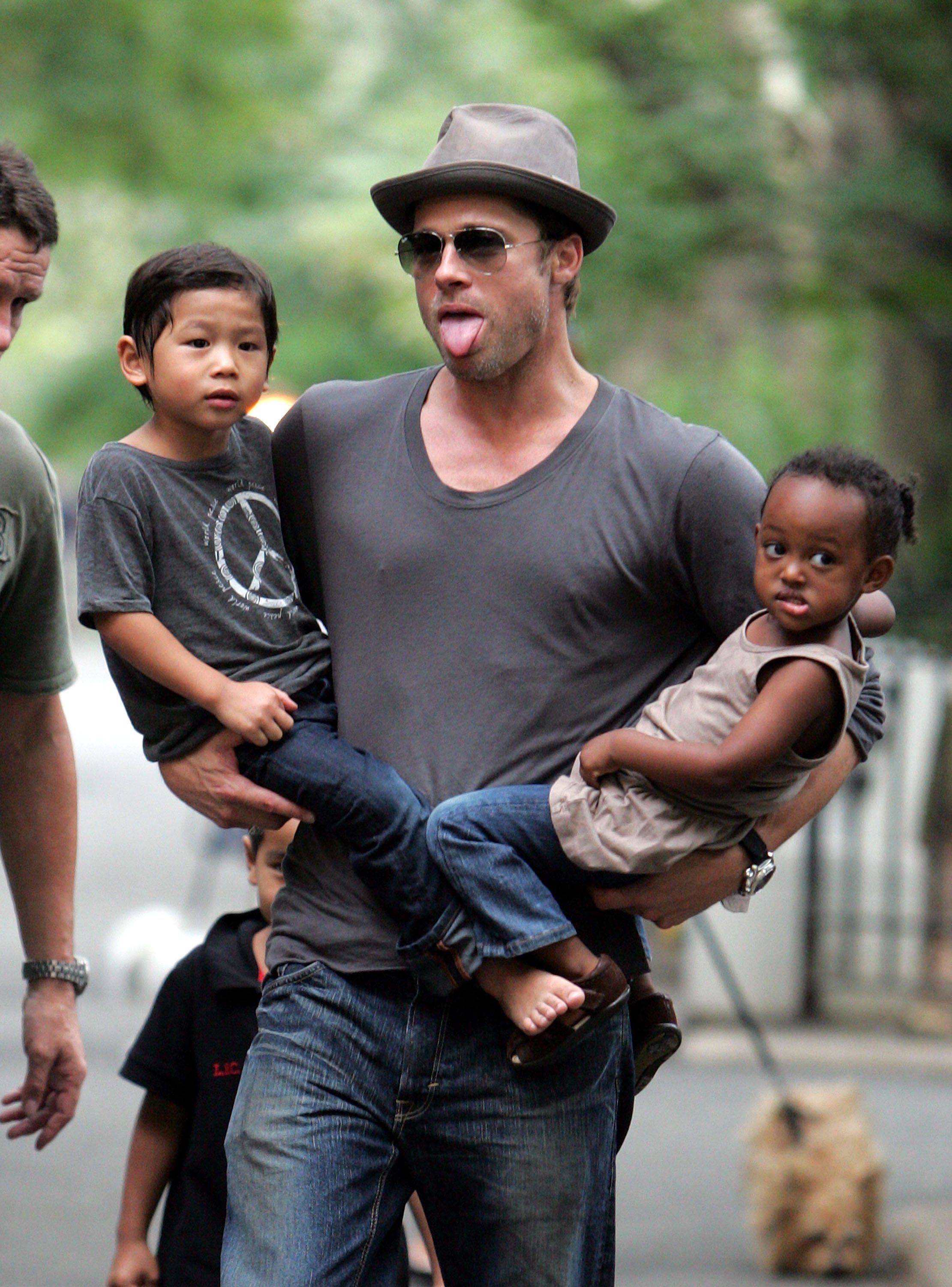 Brad Pitt visita un parque infantil con sus hijos Zahara, Pax y Maddox Jolie-Pitt el 26 de agosto de 2007, en Nueva York. | Foto: Getty Images