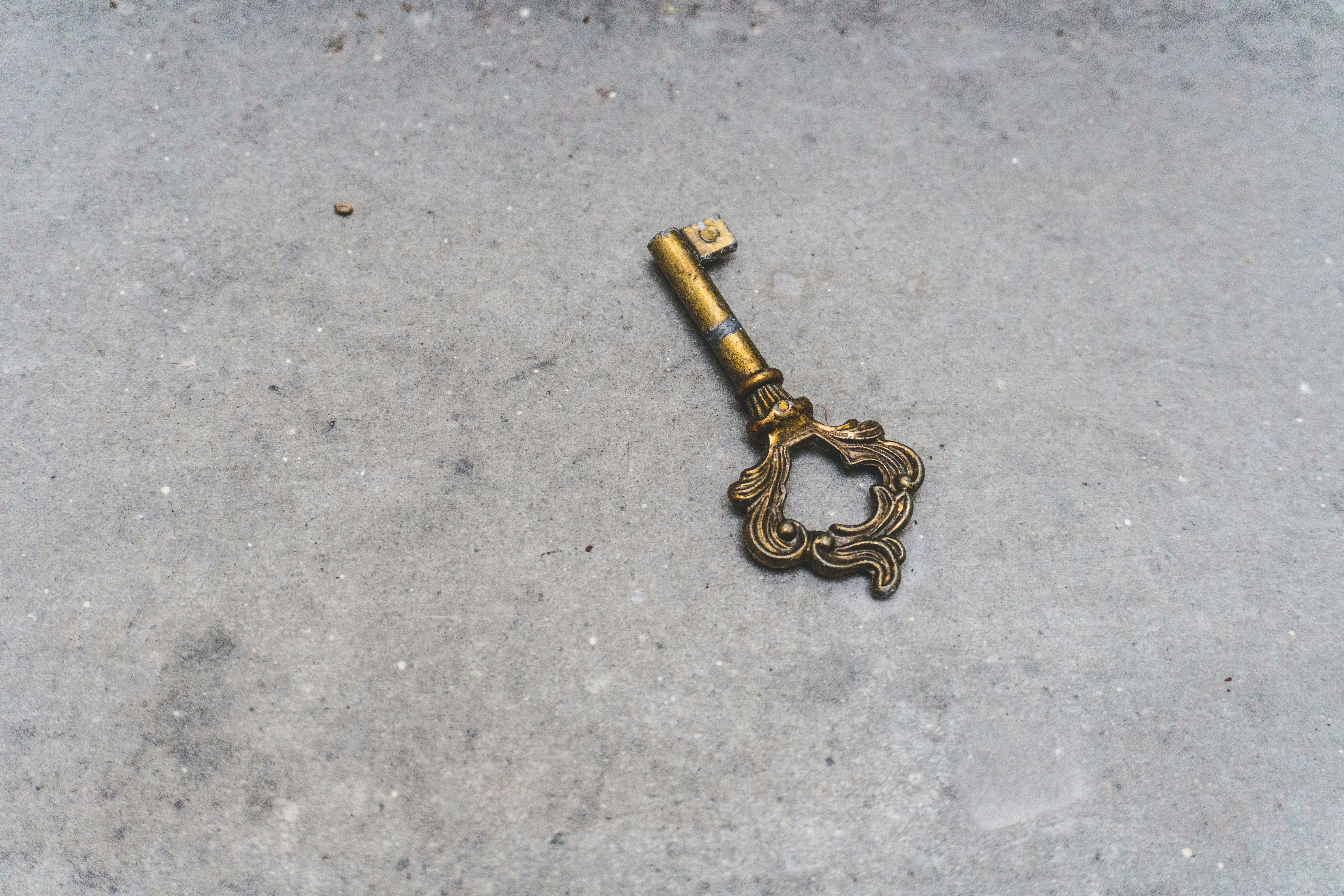 A small rusty key | Source: Unsplash