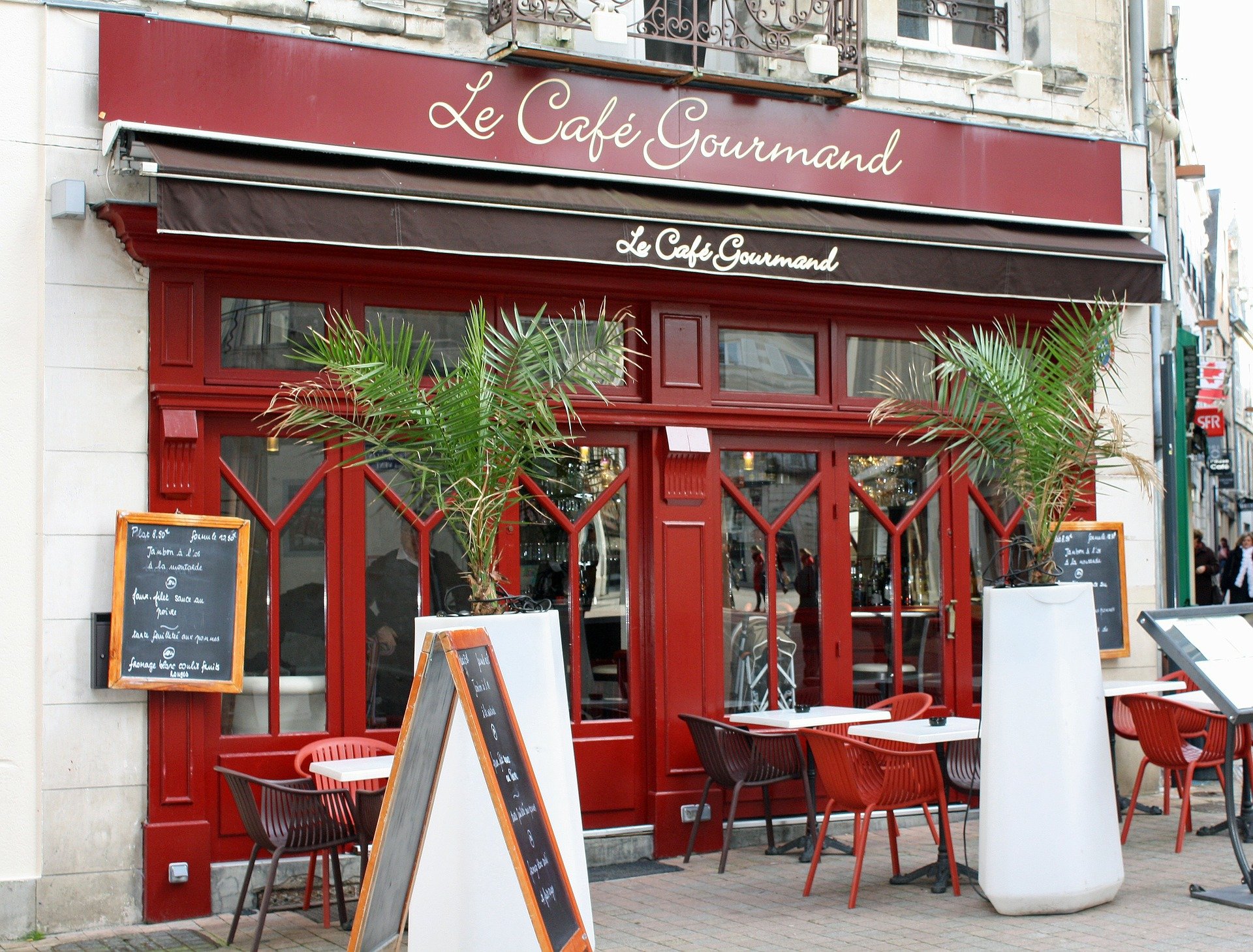 A view of the front of a French Cafe. | Source: Pixabay.