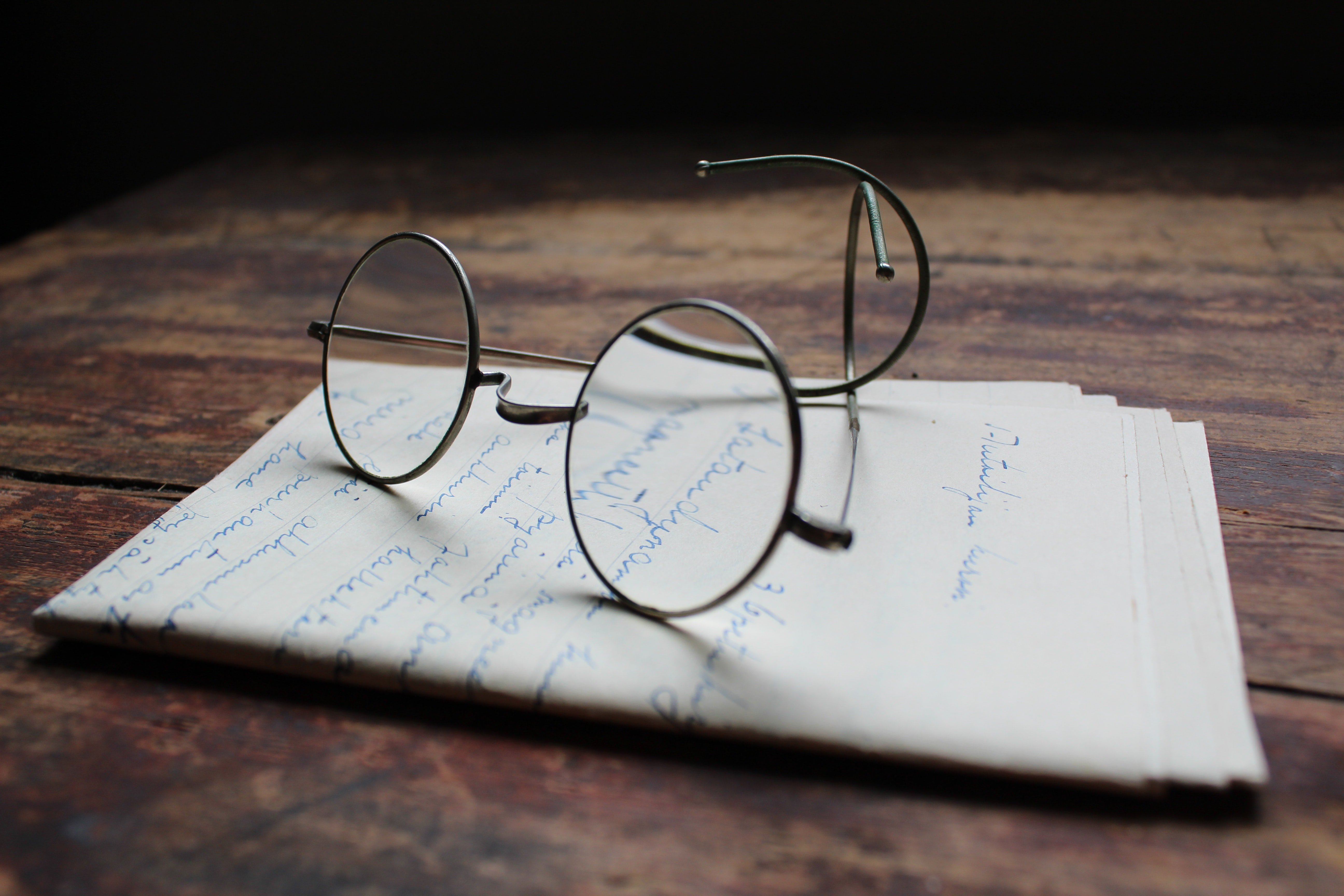 Carta y gafas. | Foto: Unsplash