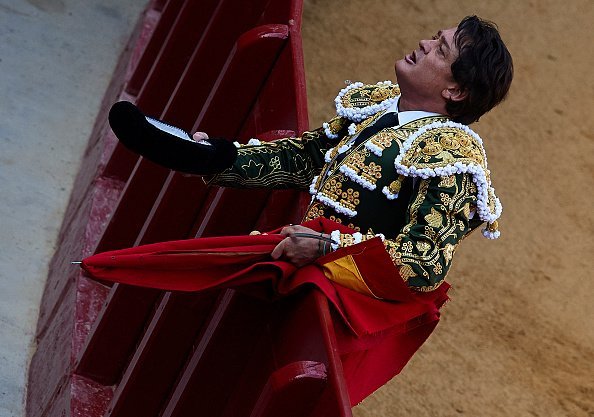 El torero español Vicente Ruiz 'El Soro' realiza durante una corrida de toros como parte del Festival de Las Fallas en una corrida de toros el 16 de marzo de 2015 en Valencia, España. | Foto: Getty Images