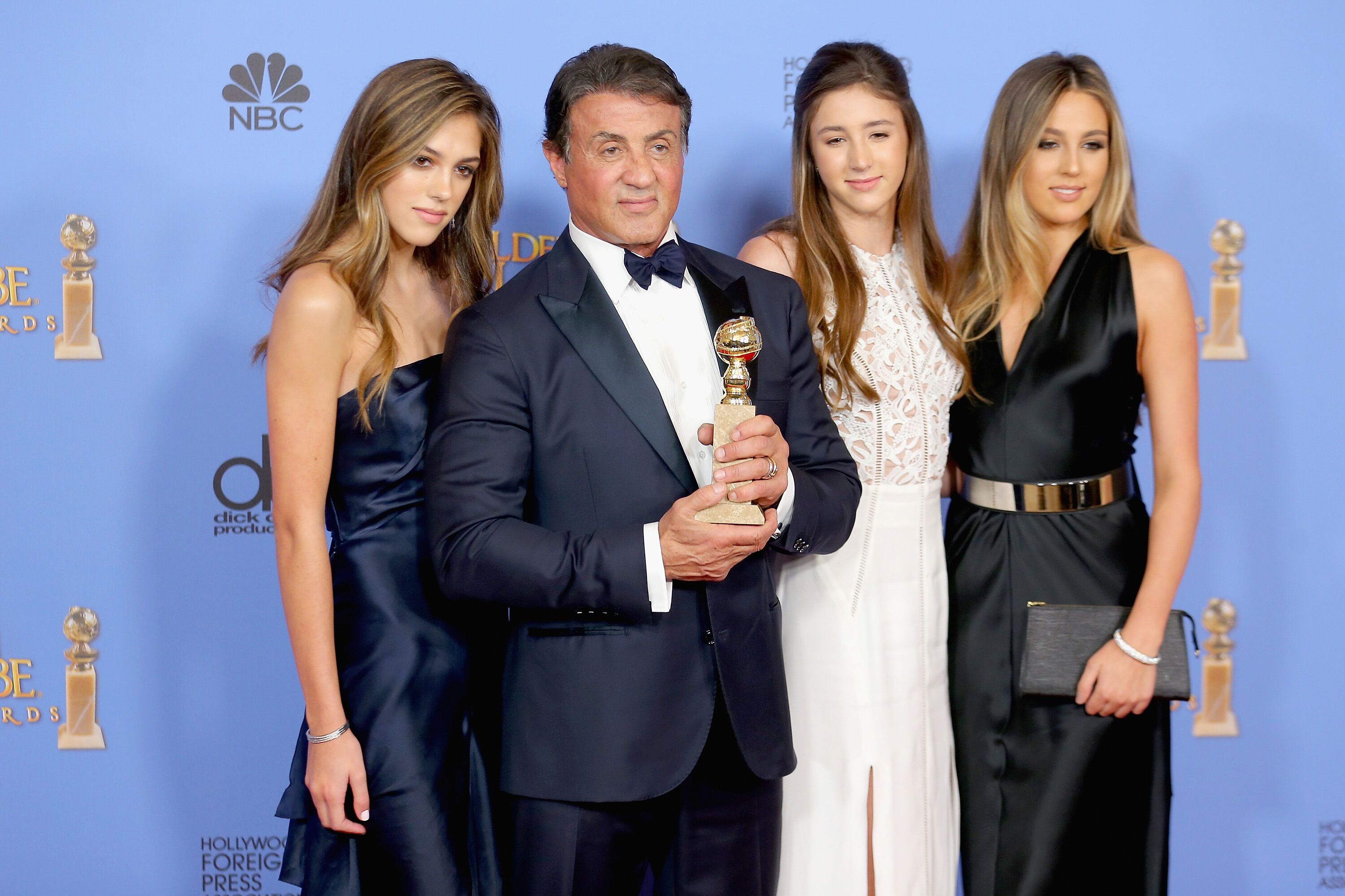 Sylvester Stallone avec ses filles Sixtine, Sophia et Scarlet aux 73e Golden Globes annuels  | Getty Images