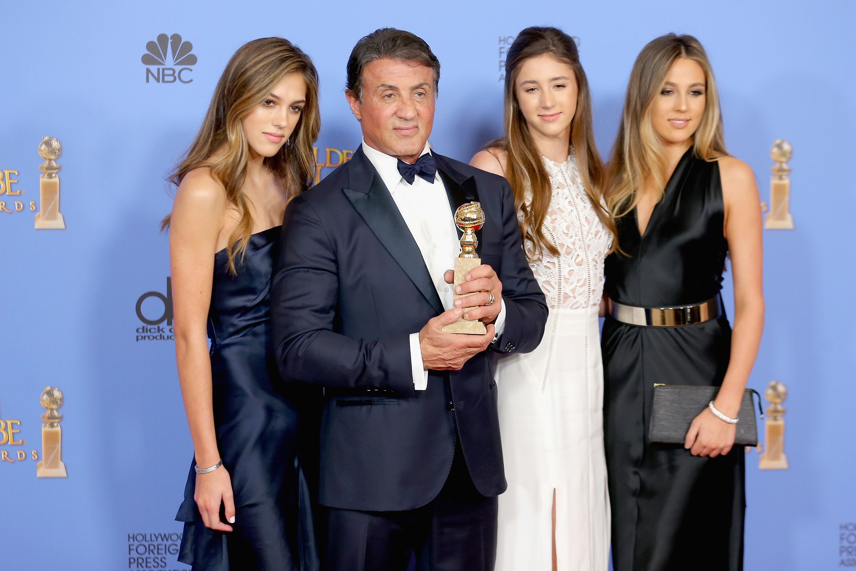Sylvester Stallone avec ses filles Sixtine, Sophia et Scarlet aux 73e Golden Globes annuels | Getty Images