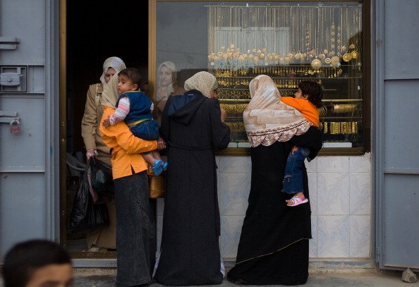 https://www.gettyimages.fr/detail/photo-d'actualit%C3%A9/iraqi-women-stand-outside-a-gold-shop-february-17-photo-dactualit%C3%A9/451602644 https://www.gettyimages.fr/detail/photo-d'actualit%C3%A9/iraqi-women-stand-outside-a-gold-shop-february-17-photo-dactualit%C3%A9/451602644