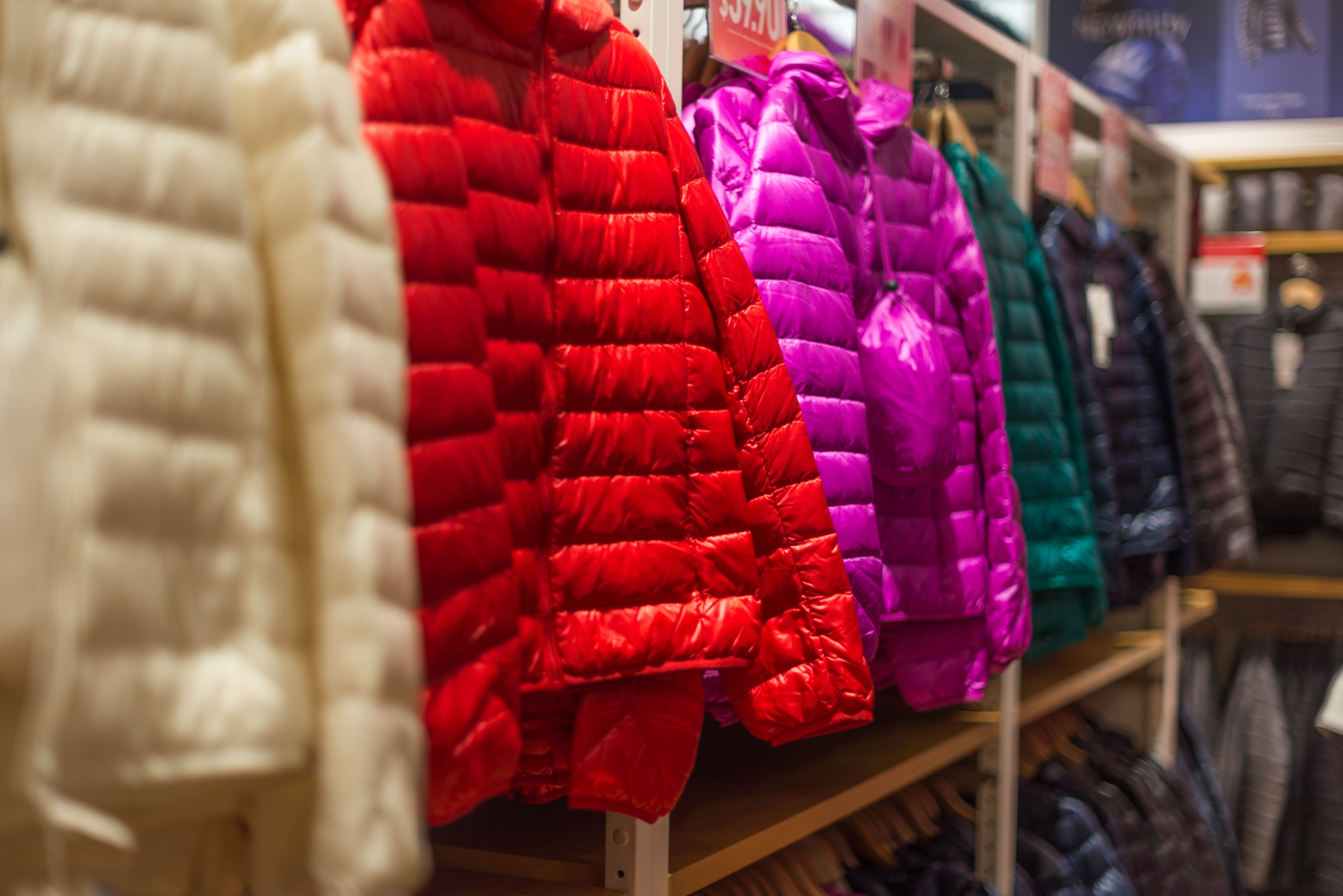 Pasillo de una tienda con abrigos de invierno. | Foto: Pexels