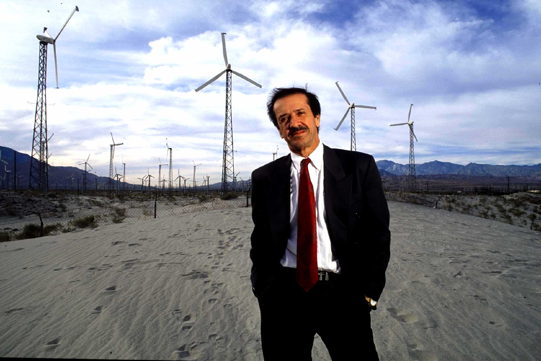 Sonny Bono poses near with Wind Farm fields in 1991 | Photo: Getty Images
