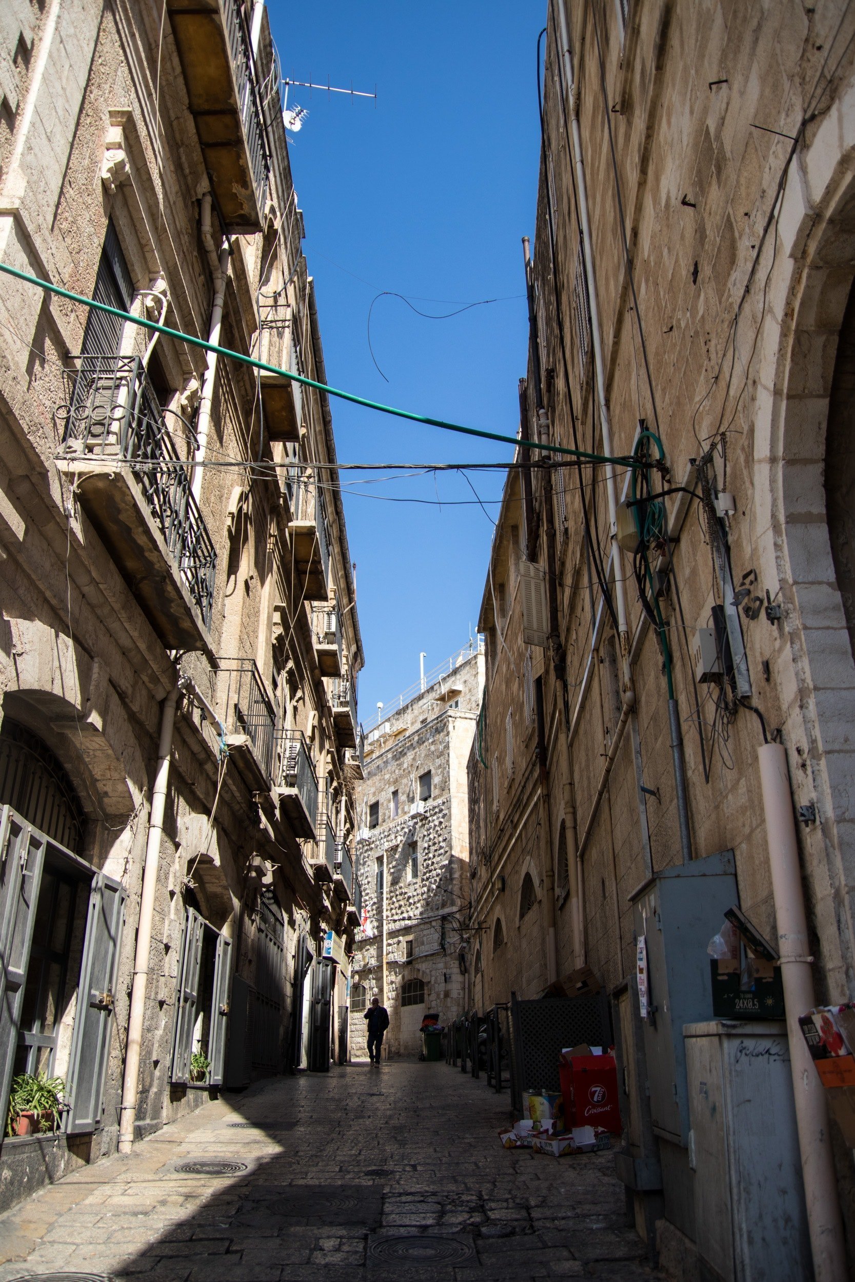 Alley between buildings in the Old City. | Source: Pixabay