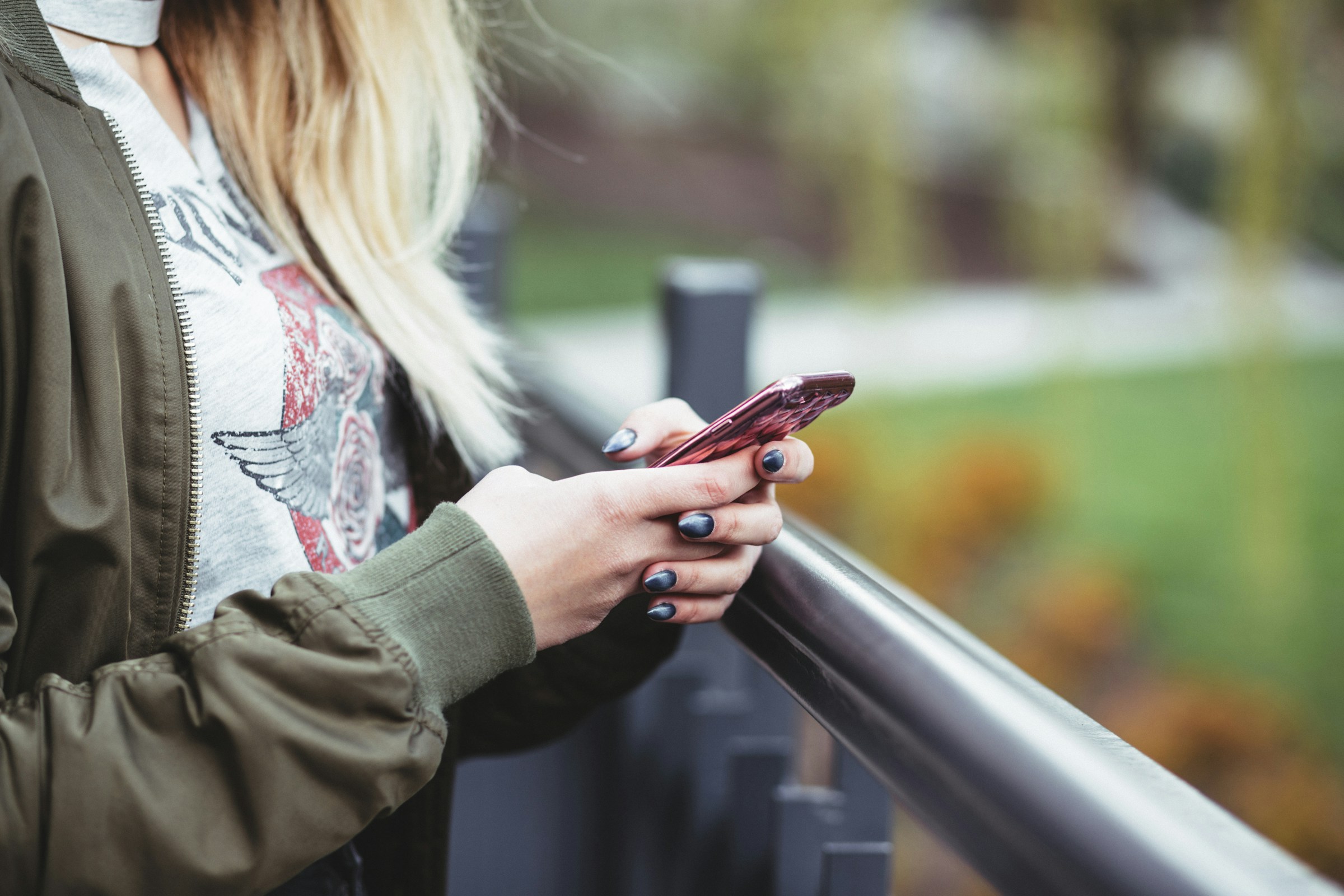 A woman using her phone | Source: Unsplash