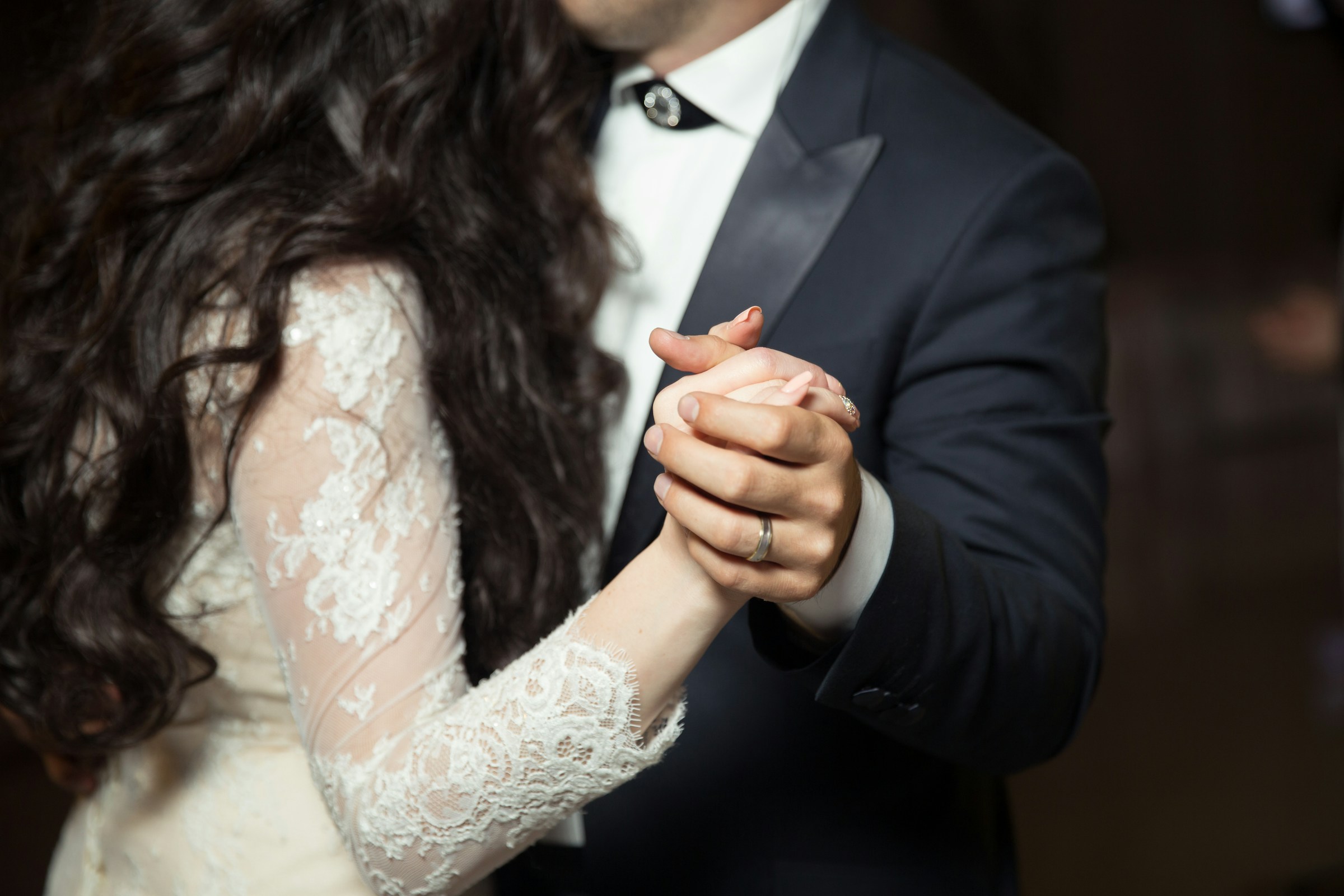 A bride and groom dancing | Source: Unsplash