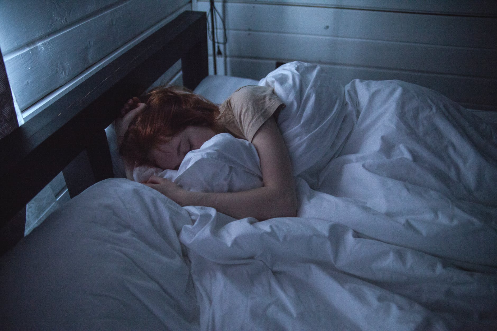 Mujer acostada durmiendo. | Imagen: Pexels