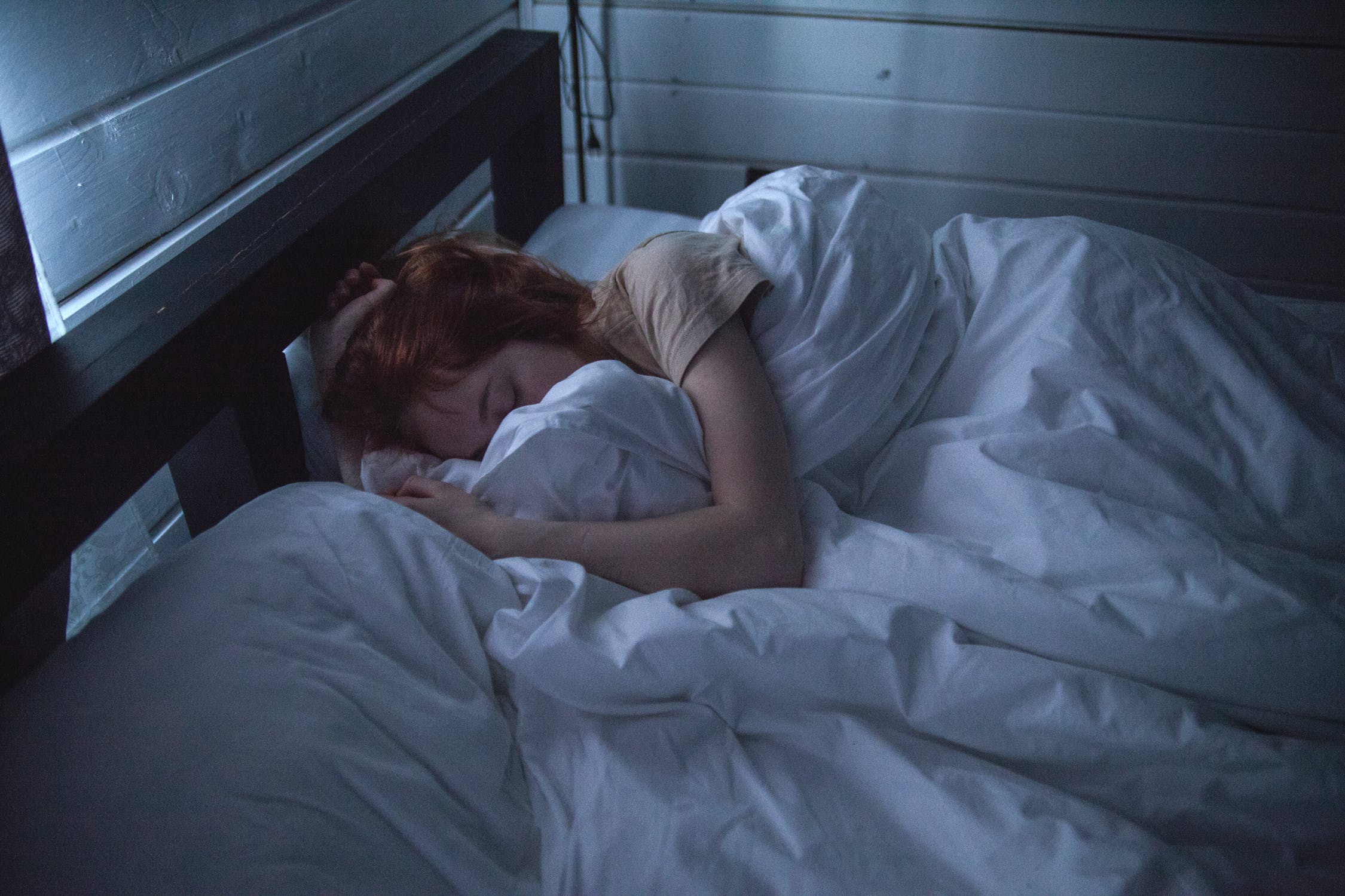 Mujer durmiendo cubierta con mantas. | Imagen: Pexels