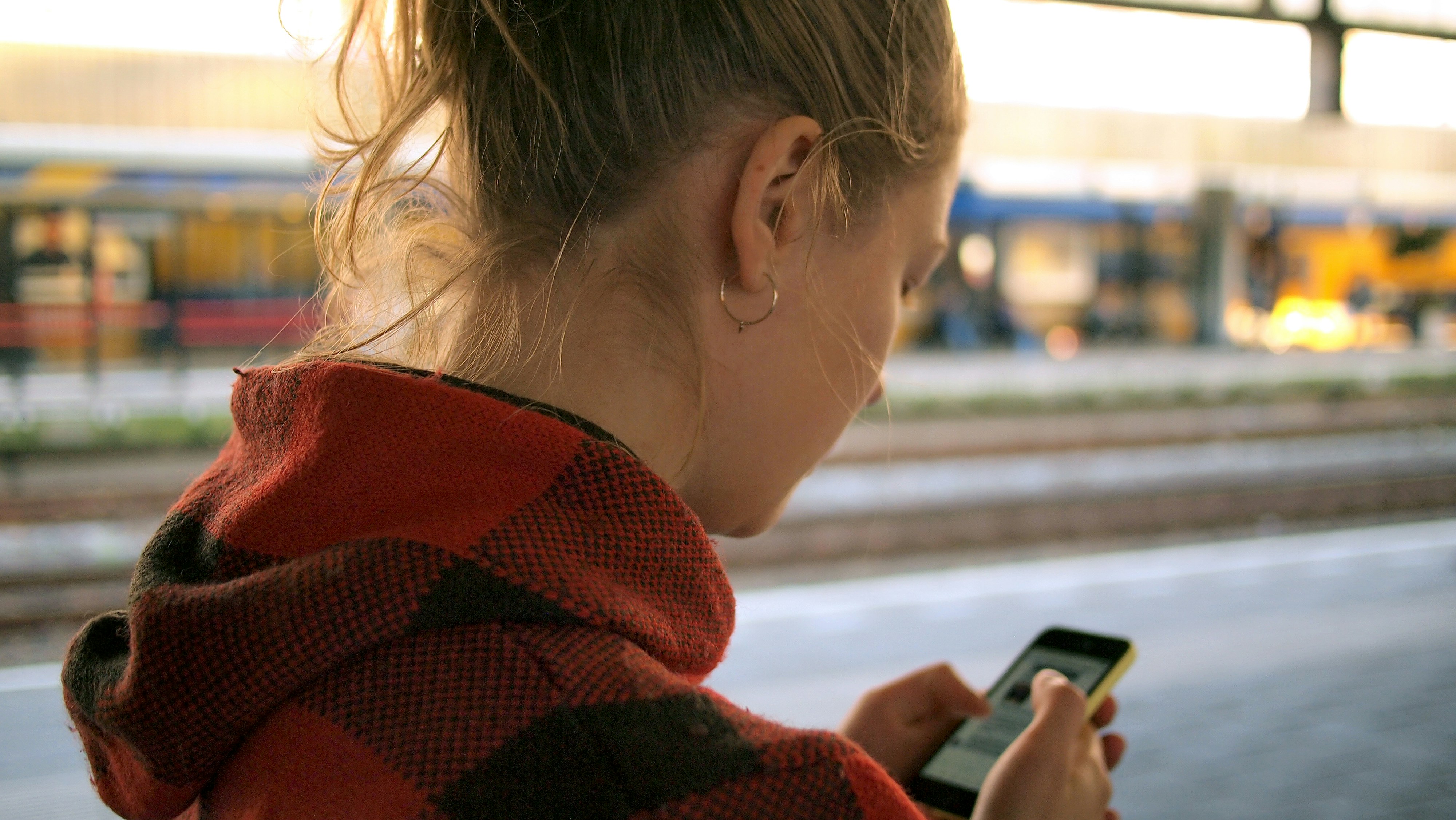 A woman busy on her phone | Source: Unsplash