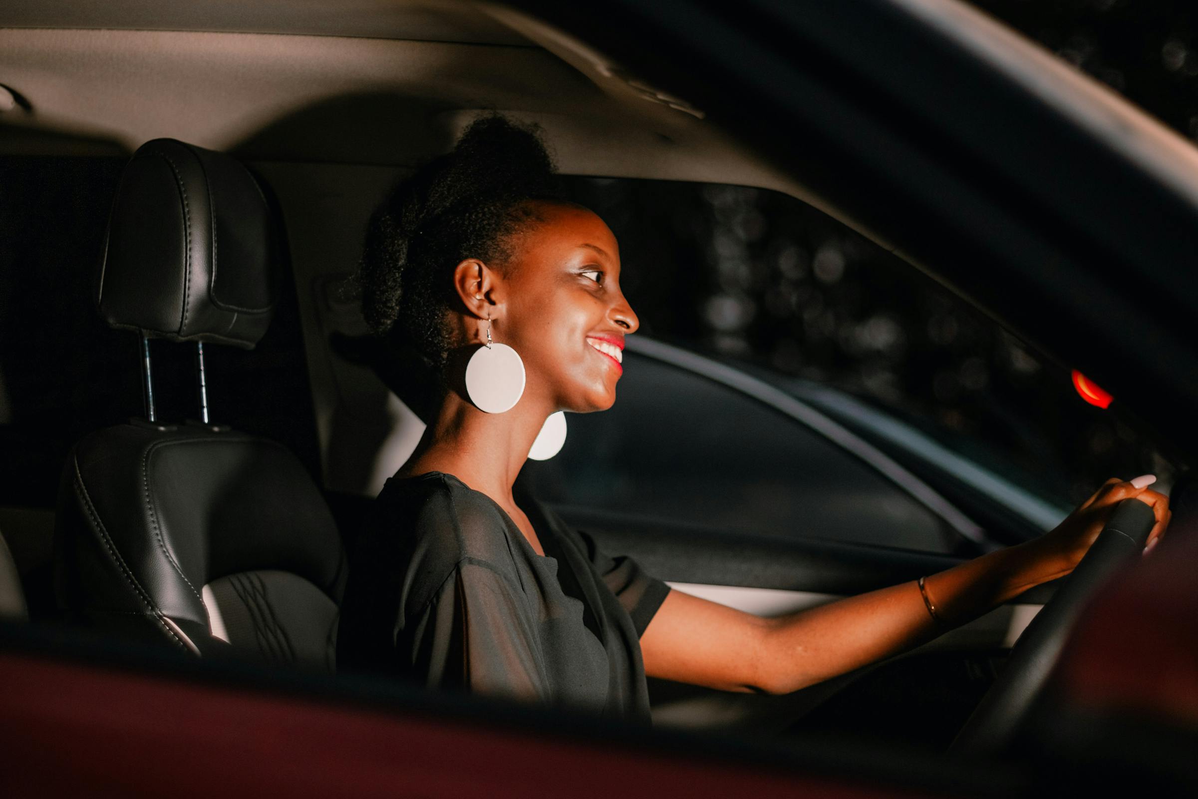 A woman driving | Source: Pexels