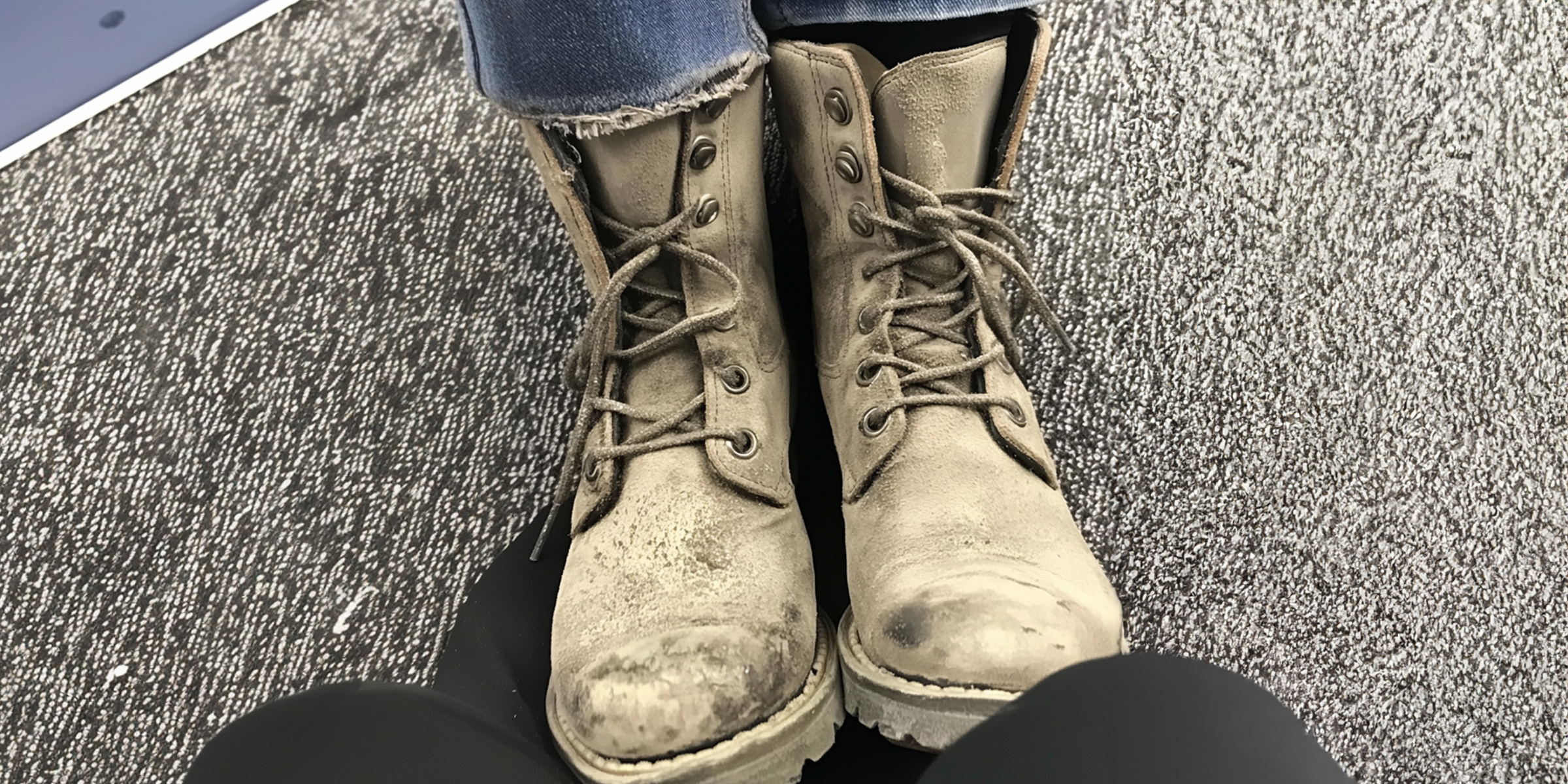 Worn winter boots | Source: Amomama