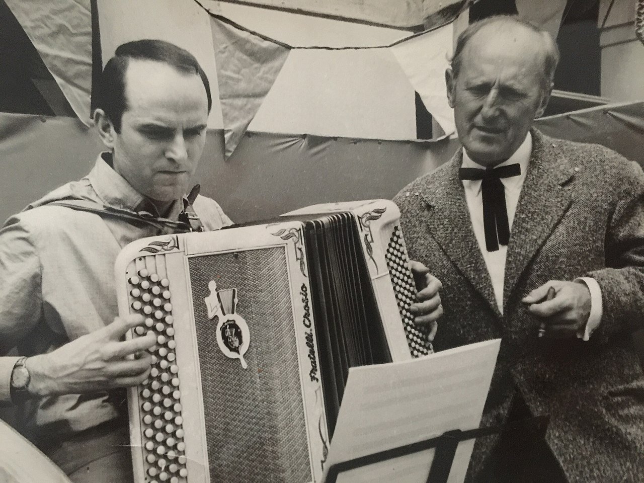 Bourvil en compagnie de Zninetti sur le tournage des "Grandes Gueules". l Source: Wikimedia Commons