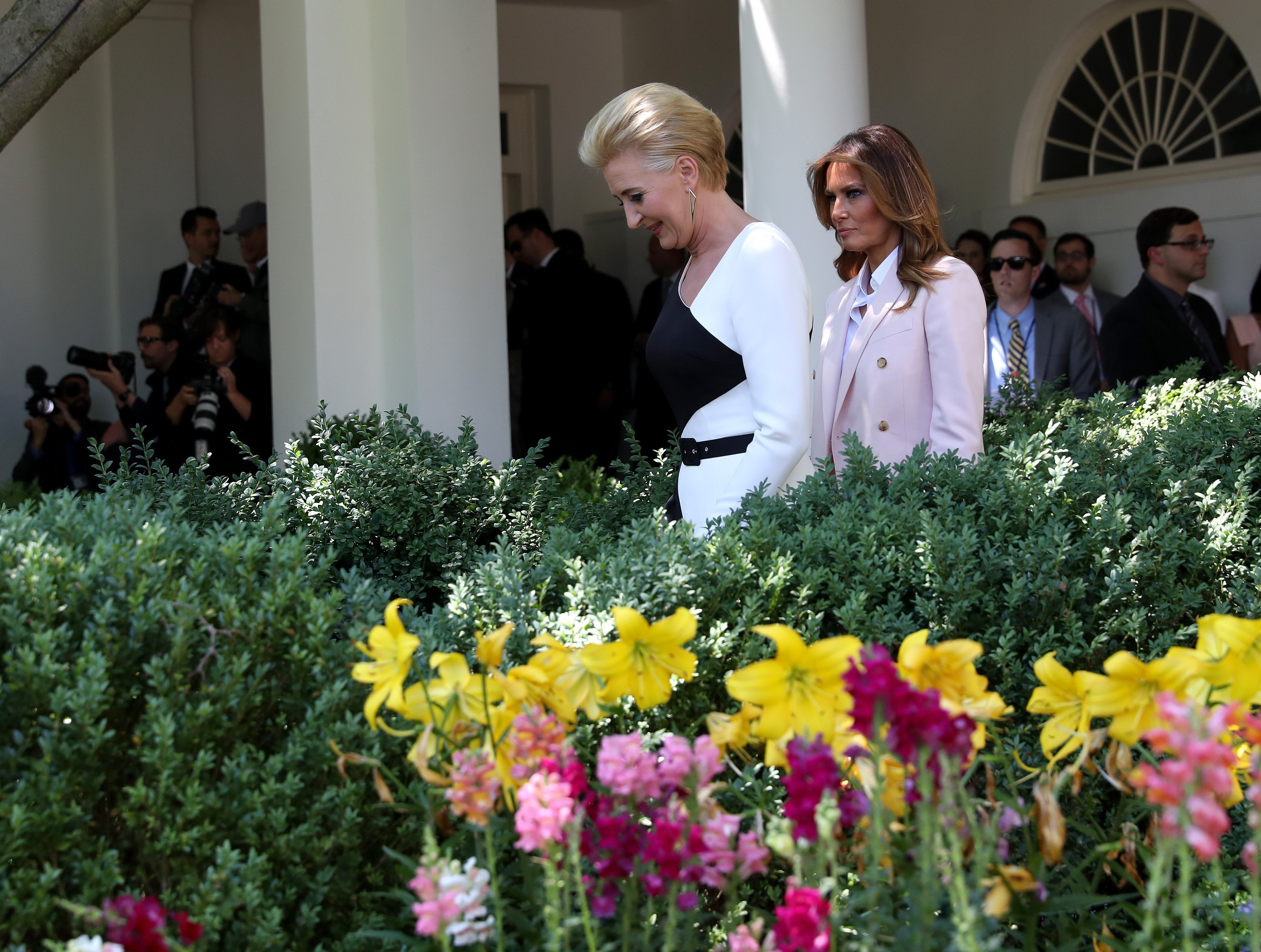 First Lady of Poland Agata Kornhauser-Duda and U.S. first lady Melania Trump on their way to the Rose Garden for a press conference | Photo: Getty Images