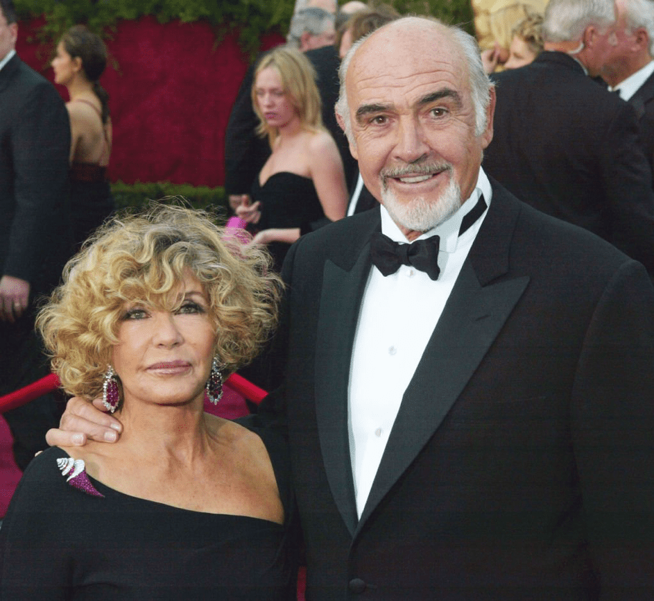 Sean Connery mit seiner zweiten Frau Micheline Roquebrune bei den 76. jährlichen Academy Awards am 29. Februar 2004 | Quelle: Getty Images