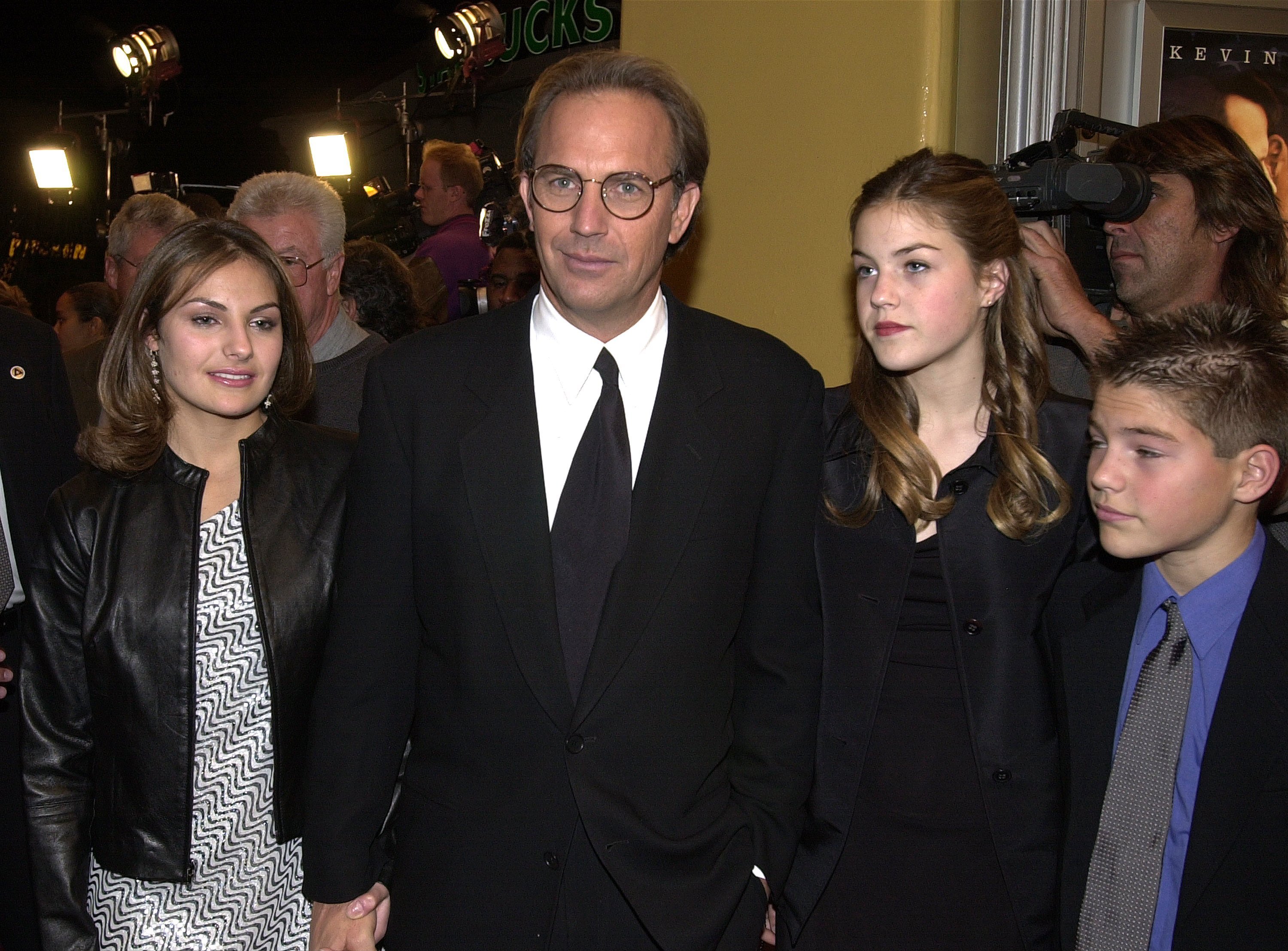 El actor Kevin Costner y sus hijos de izquierda a derecha: Lily, Annie y Joe llegan para el estreno de la película de New Line Cinema "Thirteen Days" el 19 de diciembre de 2000 en Los Ángeles, CA. | Foto: Getty Images