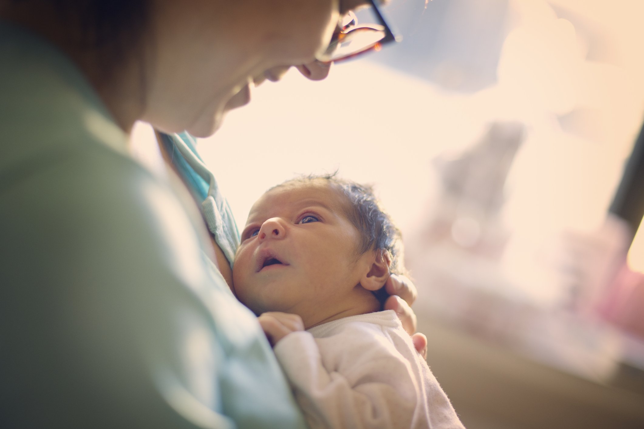 Mutter lächelte ihr Neugeborenes im Krankenhaus an. I Quelle: Getty Images