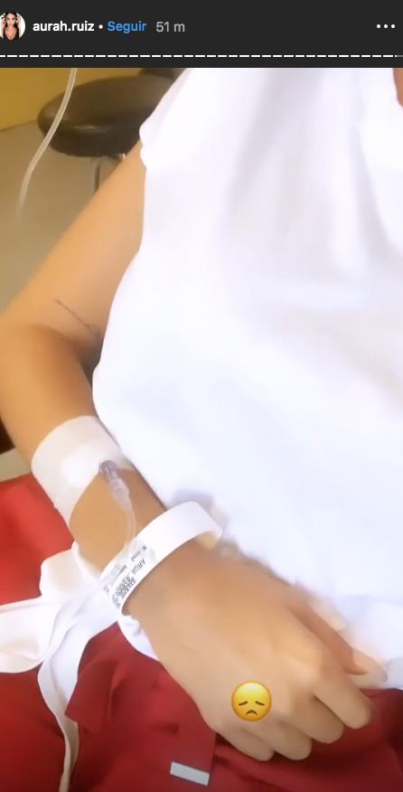 Aurah Ruiz mostrando en sus “historias” una vía intravenosa en su brazo tras su ingreso al hospital. | Imagen: Instagram Stories/@aurah.ruiz