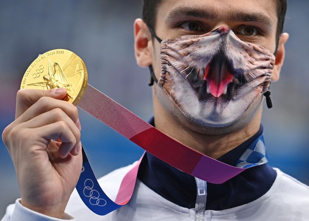 That's how you pose with your medal. P.S. I know you envy my mask! | Photo: Getty Images/Oli Scarff