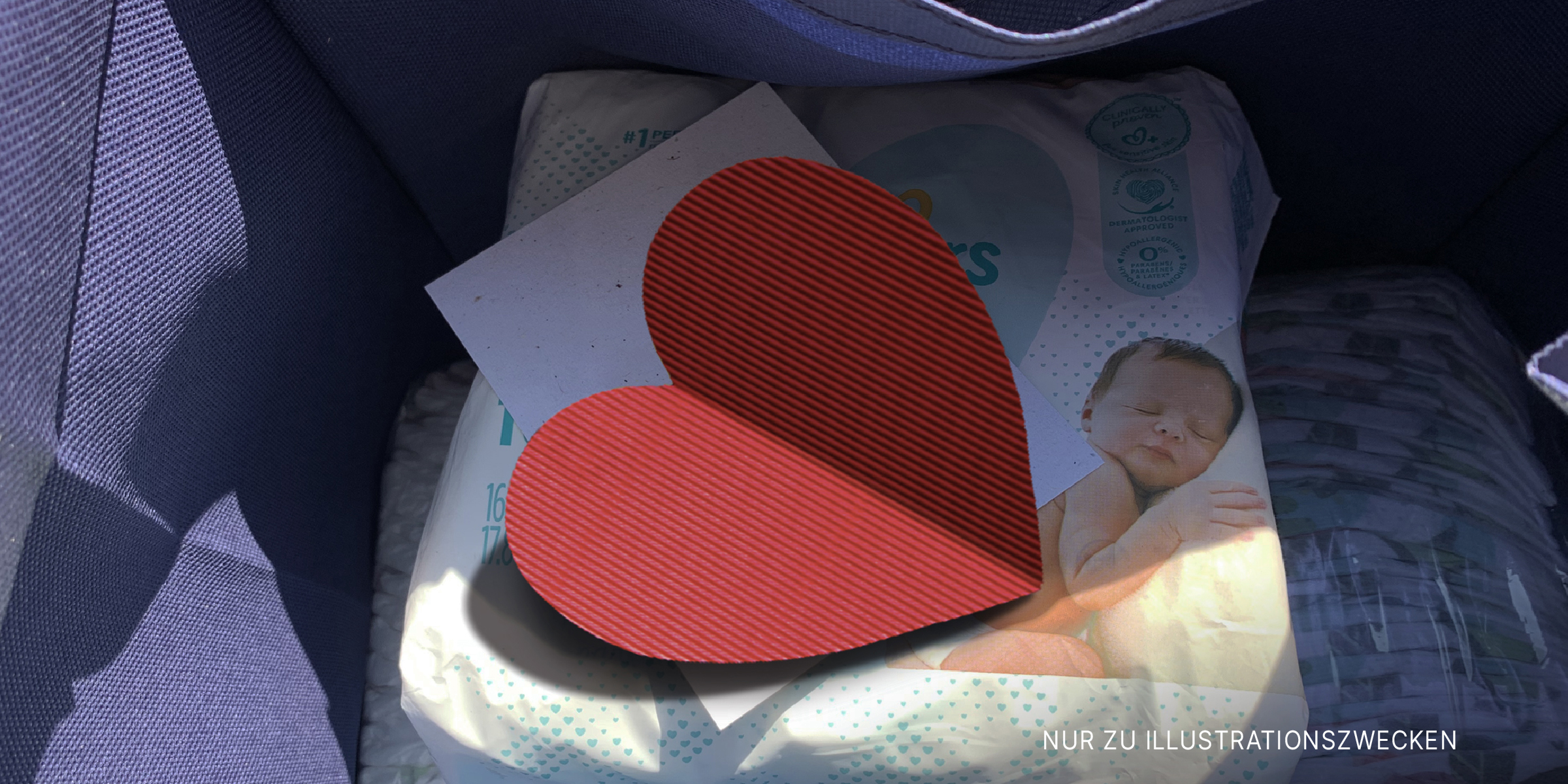 Herzförmige Notiz auf einer Packung Windeln | Quelle: Shutterstock Flickr / milwaukeeva (Public Domain)
