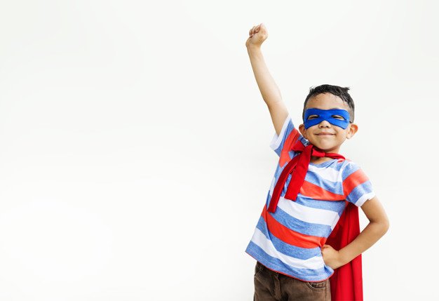 Niño posa vestido como superhéroe. │Foto: Freepik