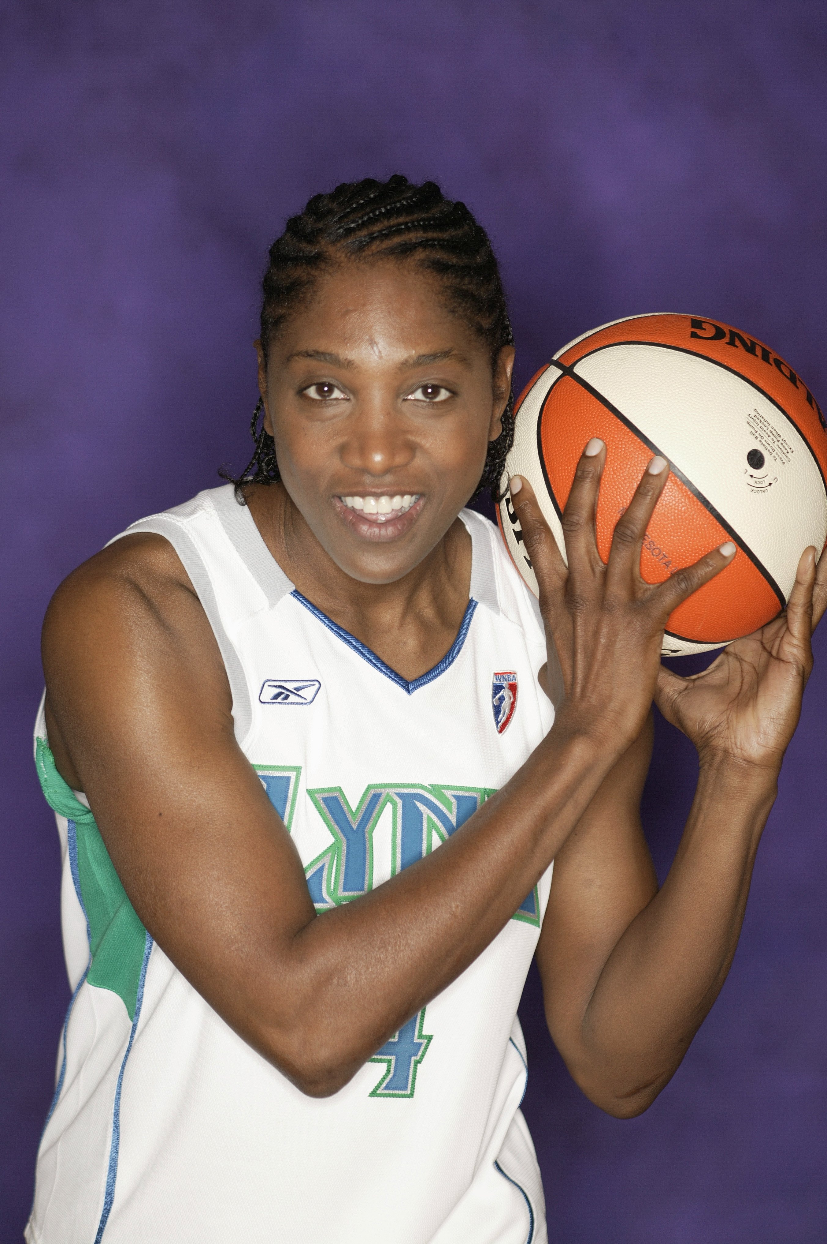 Teresa Edwards #4 of the Minnesota Lynx poses for a portrait during the 2004 WNBA Media Day at Target Center on April 27, 2004 | Photo: Getty Images