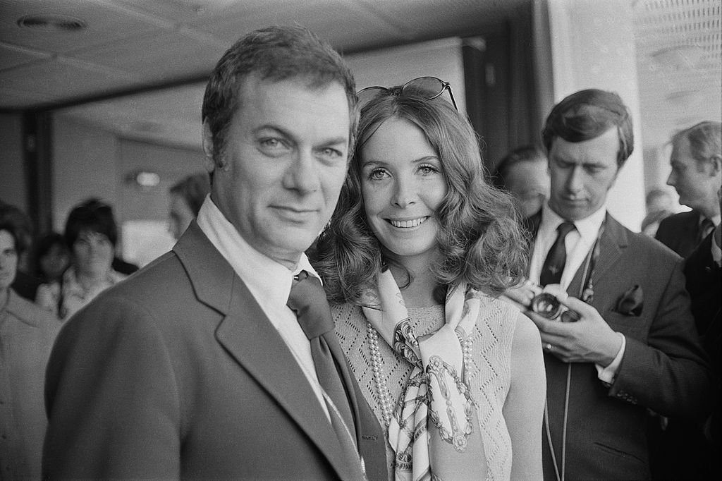 Tony Curtis and Leslie Allen in England in 1969 | Source: Getty Images