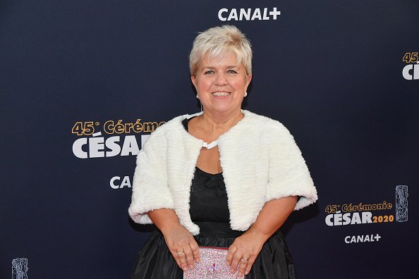 Mimie Mathy pose sur le tapis rouge de la cérémonie des César du cinéma 2020 pour un épisode de 'Call my agent'. | Photo : Getty Images