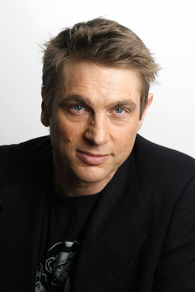 Didier Gustin sur le plateau des "Grands du rire" à Paris, France, le 1er juin 2006. | Photo : Getty Images