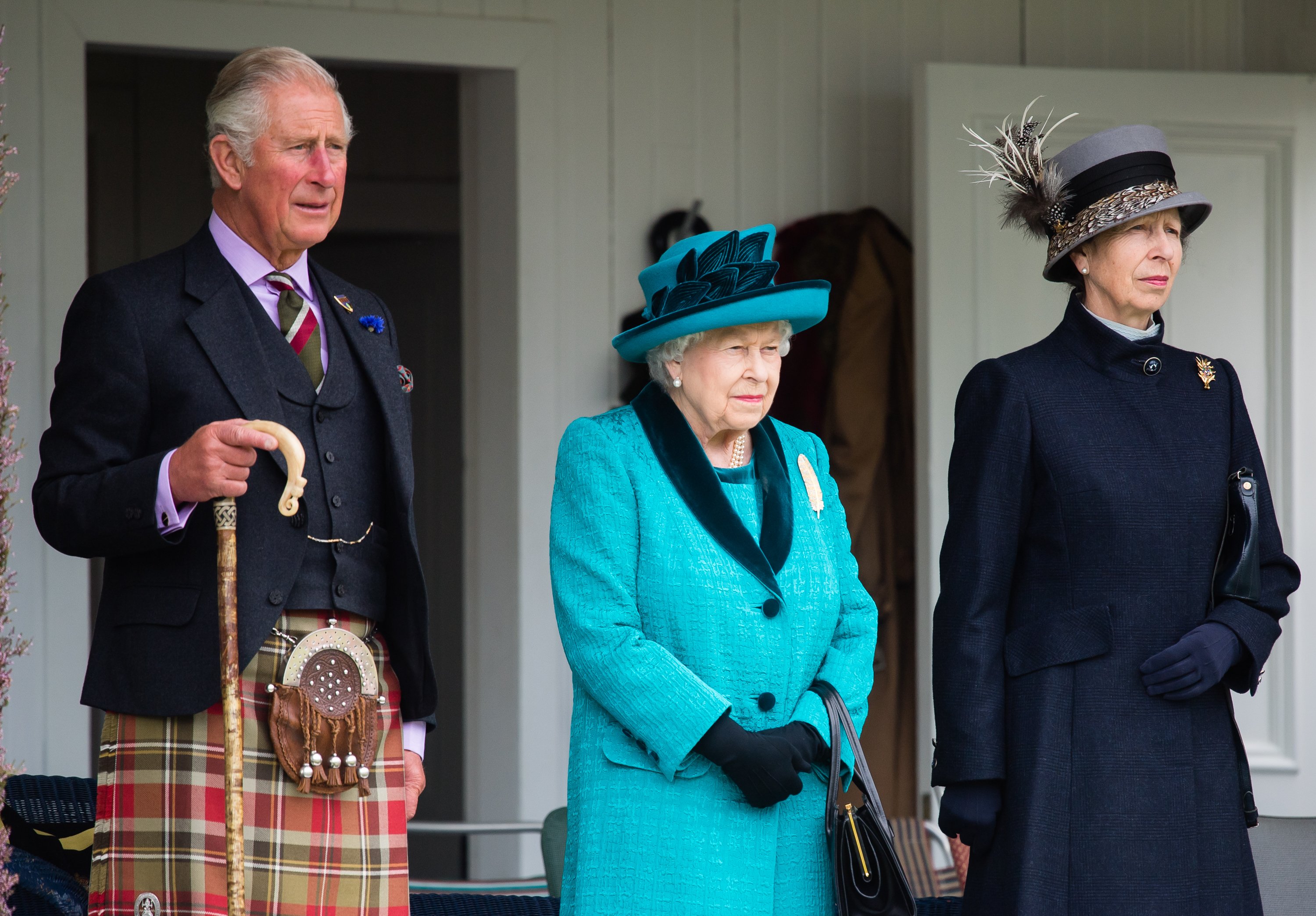 Prinzessin Anne, Königin Elizabeth II. und König Charles III. in Braemar, Schottland im Jahr 2018 | Quelle: Getty Images