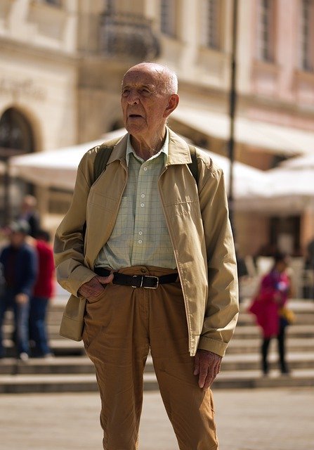 Foto eines alten Mannes, der auf der Straße steht | Quelle: Pixabay