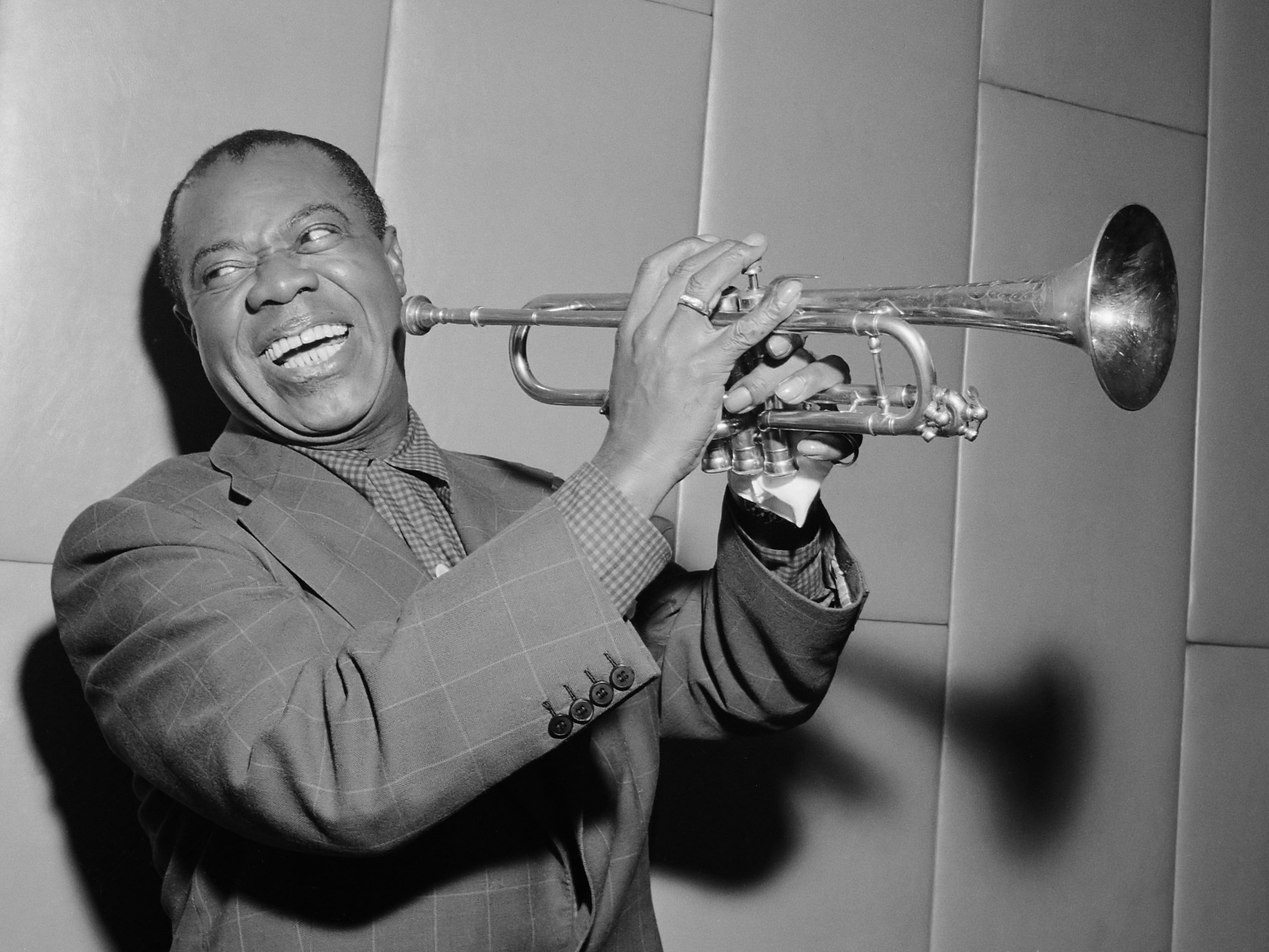 Louis Armstrong playing in Amsterdam. October, 1955. | Photo: Wikimedia Commons Images