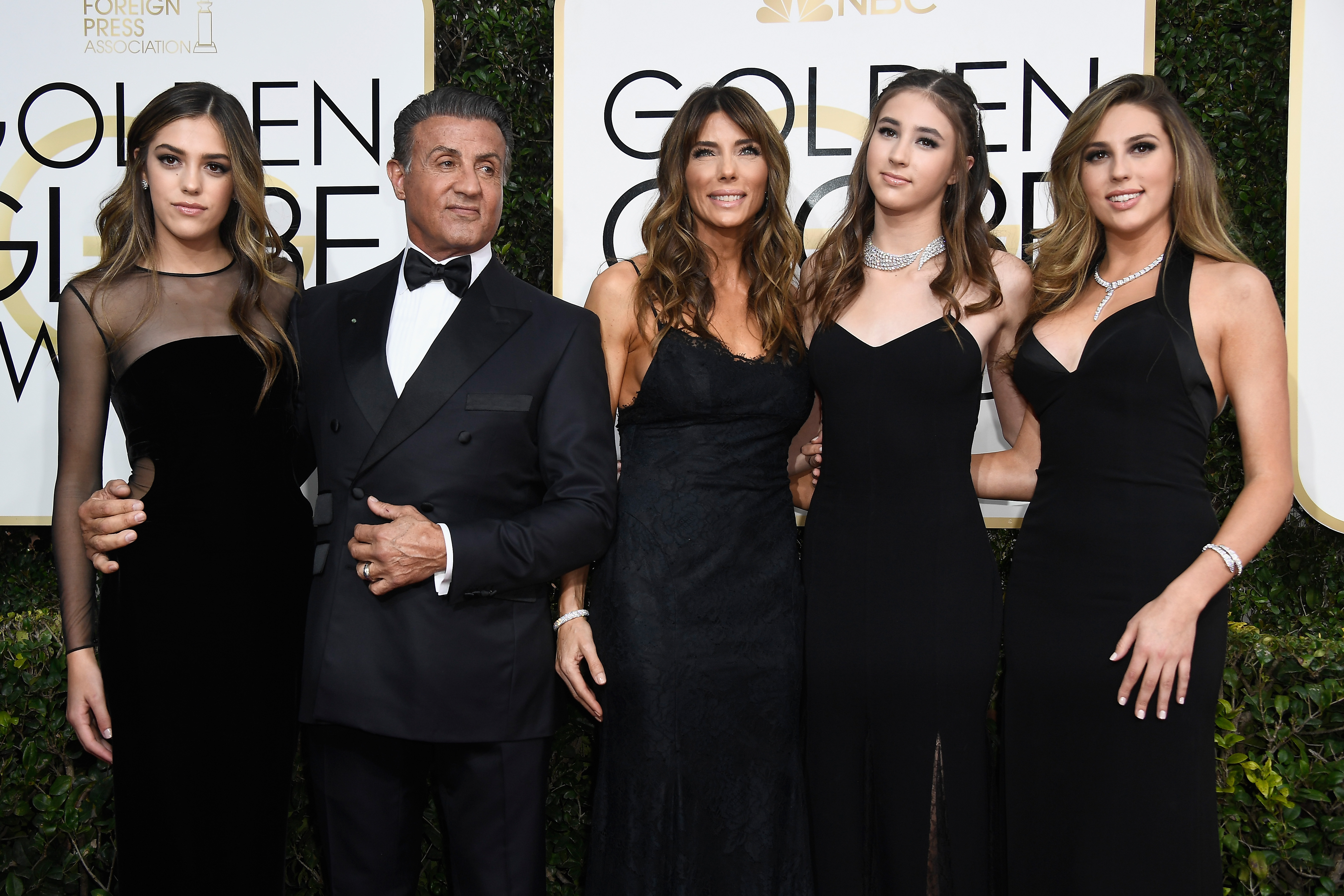 Sylvester Stallone, Jennifer Flavin y sus hijas Sistine Stallon, Scarlet Stallone y Sophia Stallone en la 74ª edición de los Globos de Oro el 8 de enero de 2017 en Beverly Hills, California | Foto: Getty Images