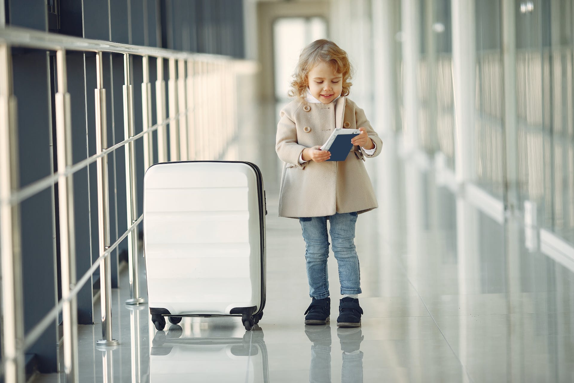 A little girl at an airport | Source: Pexels