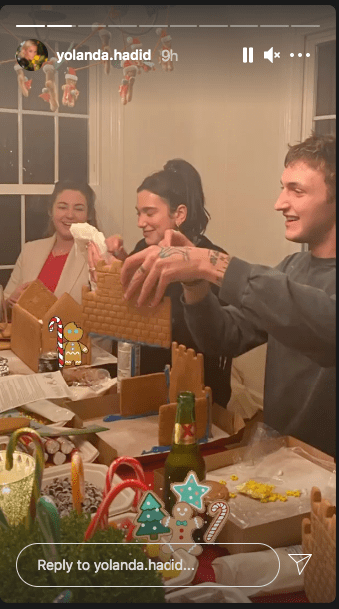 A picture of Anwar Hadid and Dua Lipa while building a gingerbread house | Photo: Instagram/yolanda.hadid