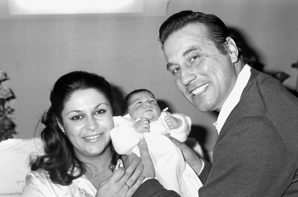 El torero Victoriano Valencia con su mujer Paloma Díaz y su hija Verónica en su casa de Córdoba en 1982. | Foto: Getty Images El torero Victoriano Valencia con su mujer Paloma Díaz y su hija Verónica en su casa de Córdoba en 1982. | Foto: Getty Images