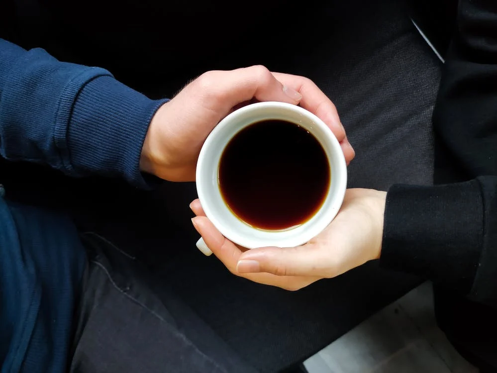 Er bat sie, Kaffee zu holen, damit sie sich weiter unterhalten konnten. | Quelle: Pexels