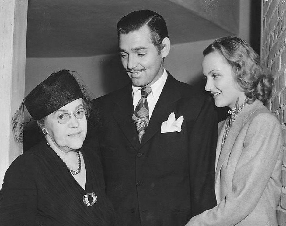 Lombard's mother Bessie, Clark Gable, and Carole Lombard. I Image: Wikimedia Commons.