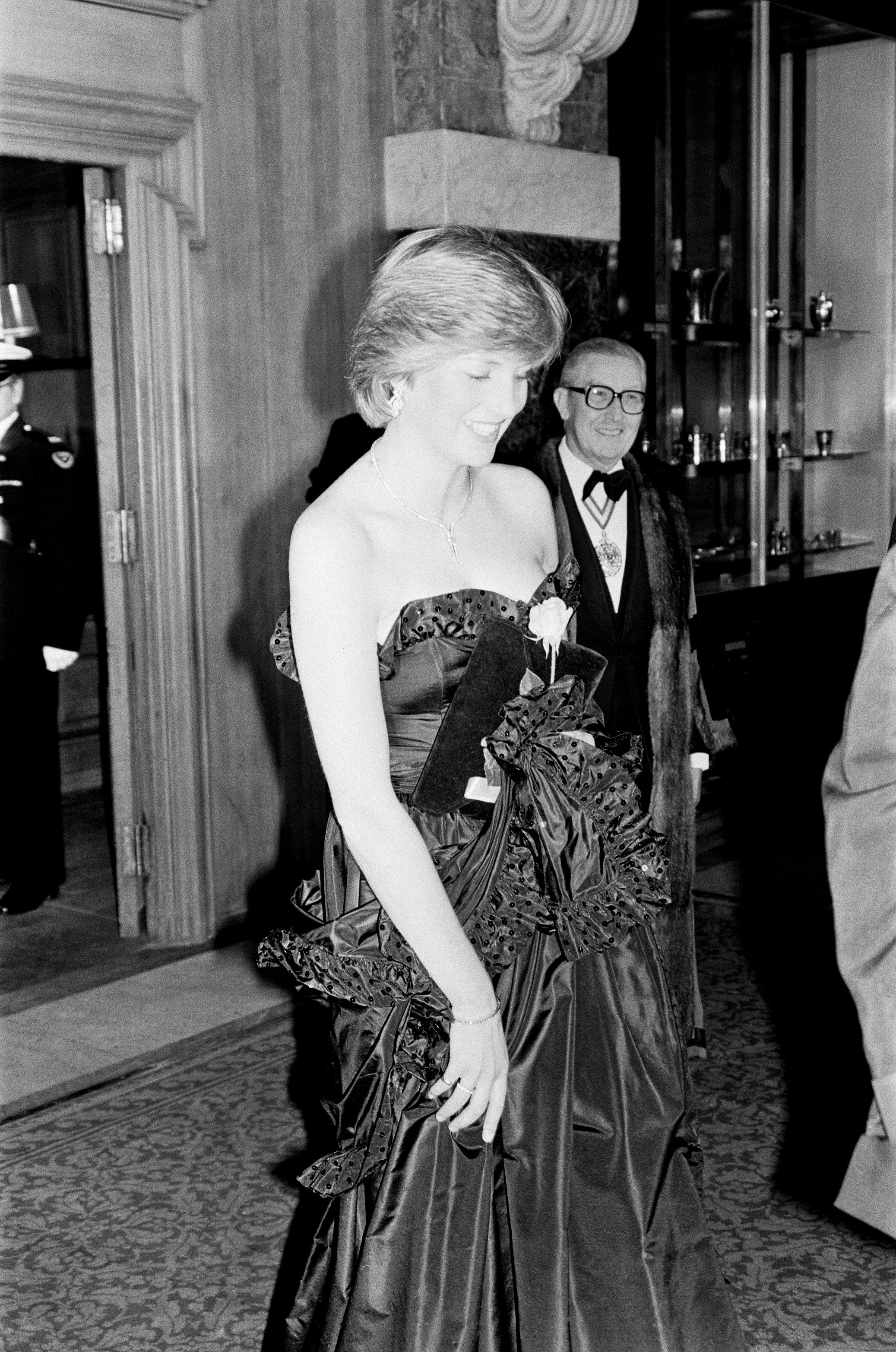Princess Diana in the black taffeta dress for her and Prince Charles'1 royal engagement. | Photo: Getty Images