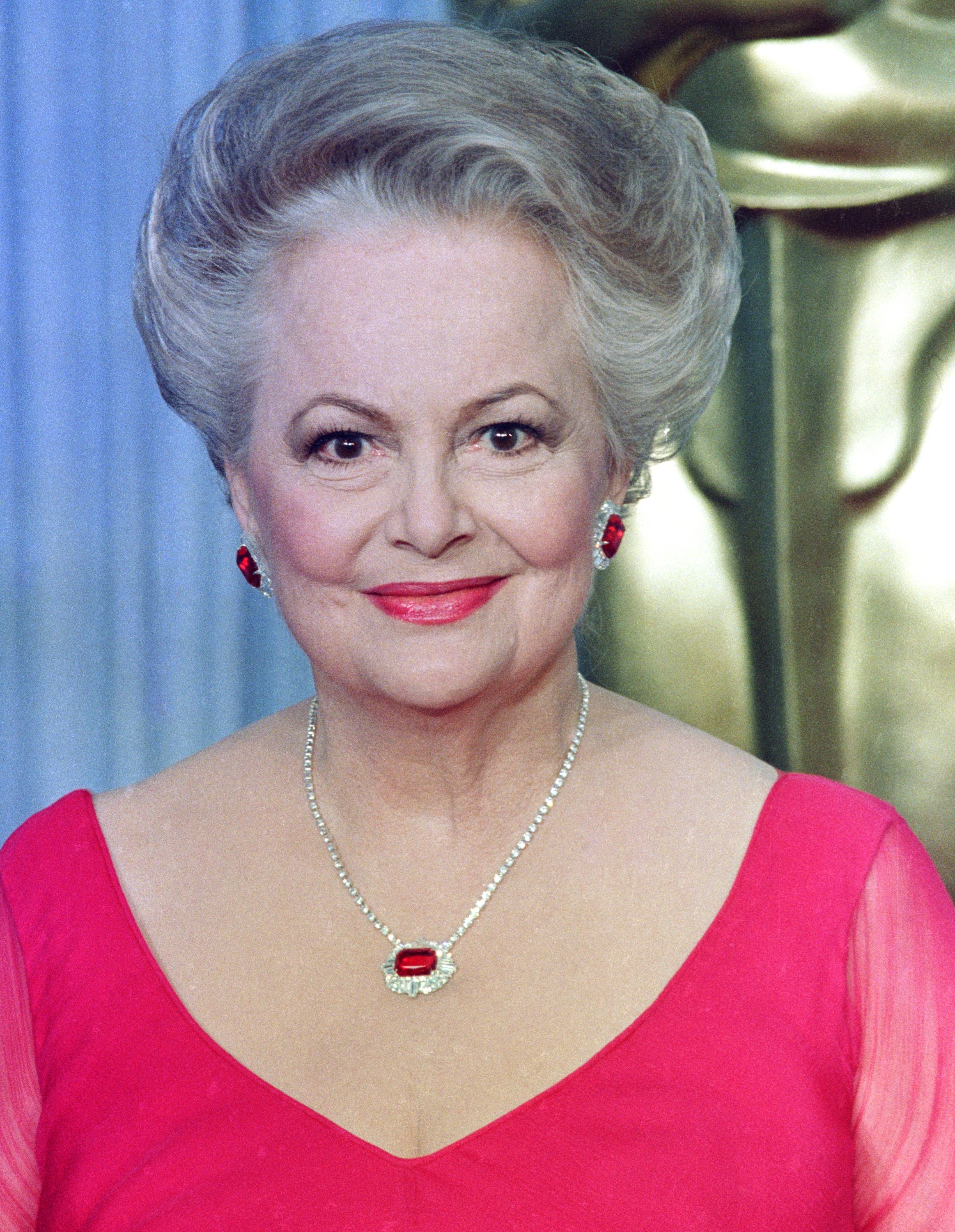 Olivia de Havilland backstage at the Academy Awards show at the Shrine Auditorium, April 11,1988 in Los Angeles, California | Source: Getty Images