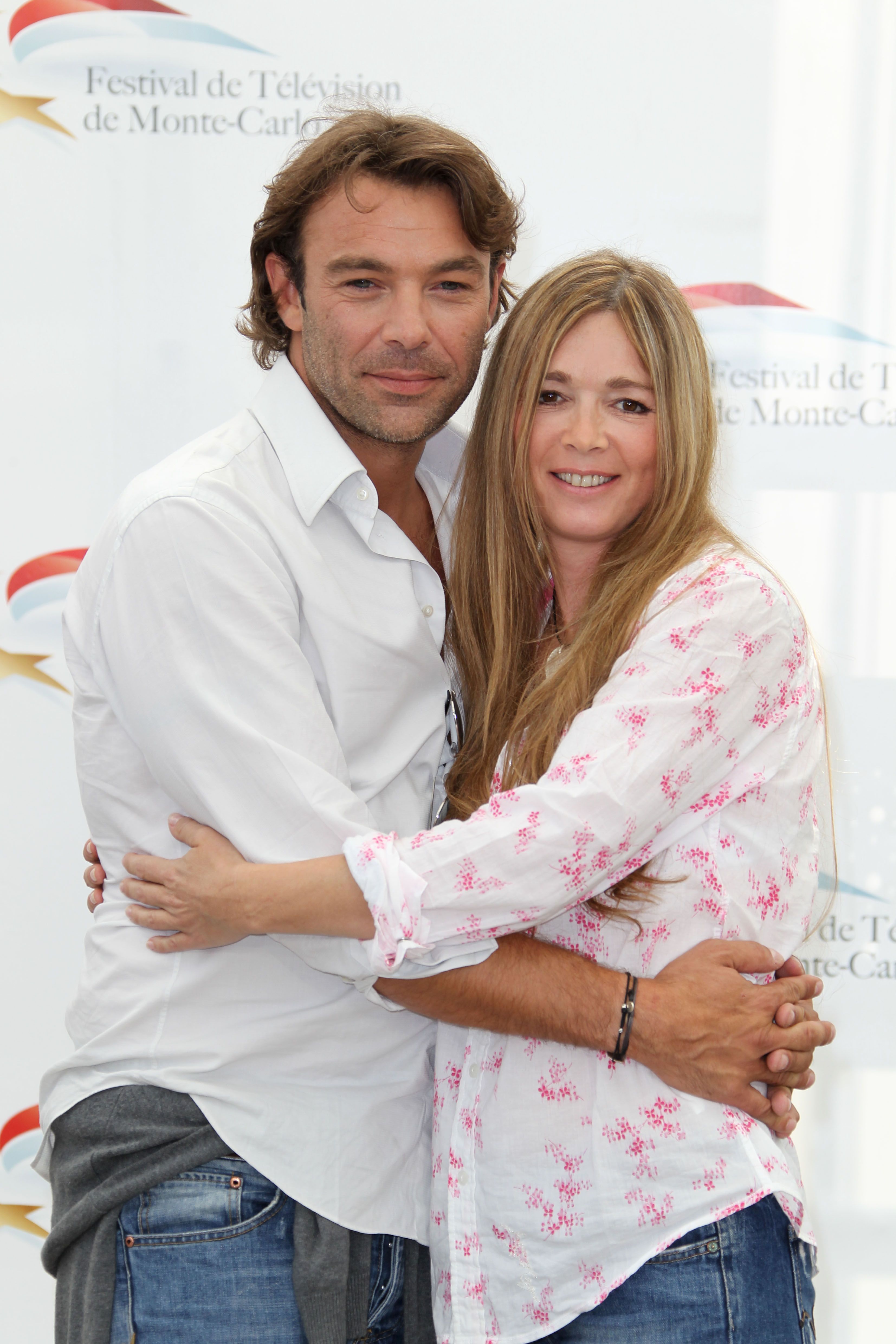 Patrick Puydebat et Hélène Rolles assistent à une séance de photos pour 'Les Mystères de l'Amour'' lors du 51e Festival de télévision de Monte Carlo le 9 juin 2011 à Monaco, Monaco. | Photo : Getty Images