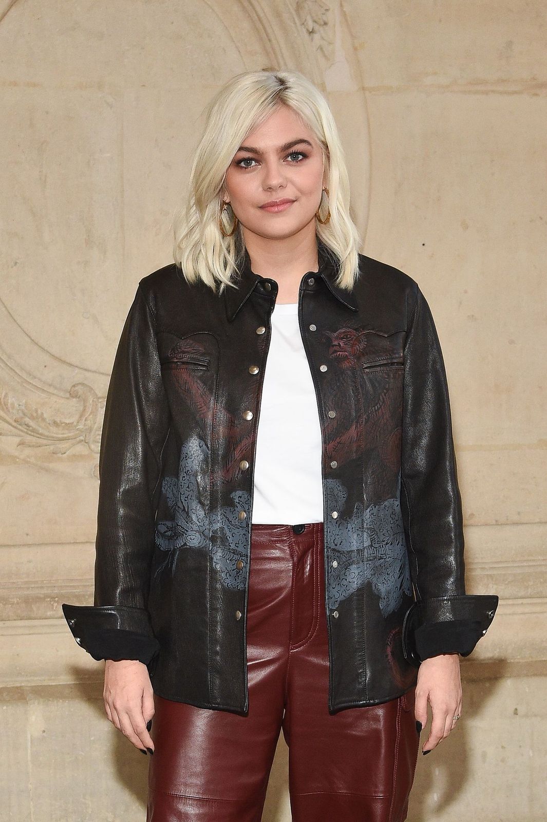 La chanteuse Louane assiste au défilé Christian Dior dans le cadre de la Semaine de la mode féminine automne/hiver 2010/2020 | Photo : Getty Images