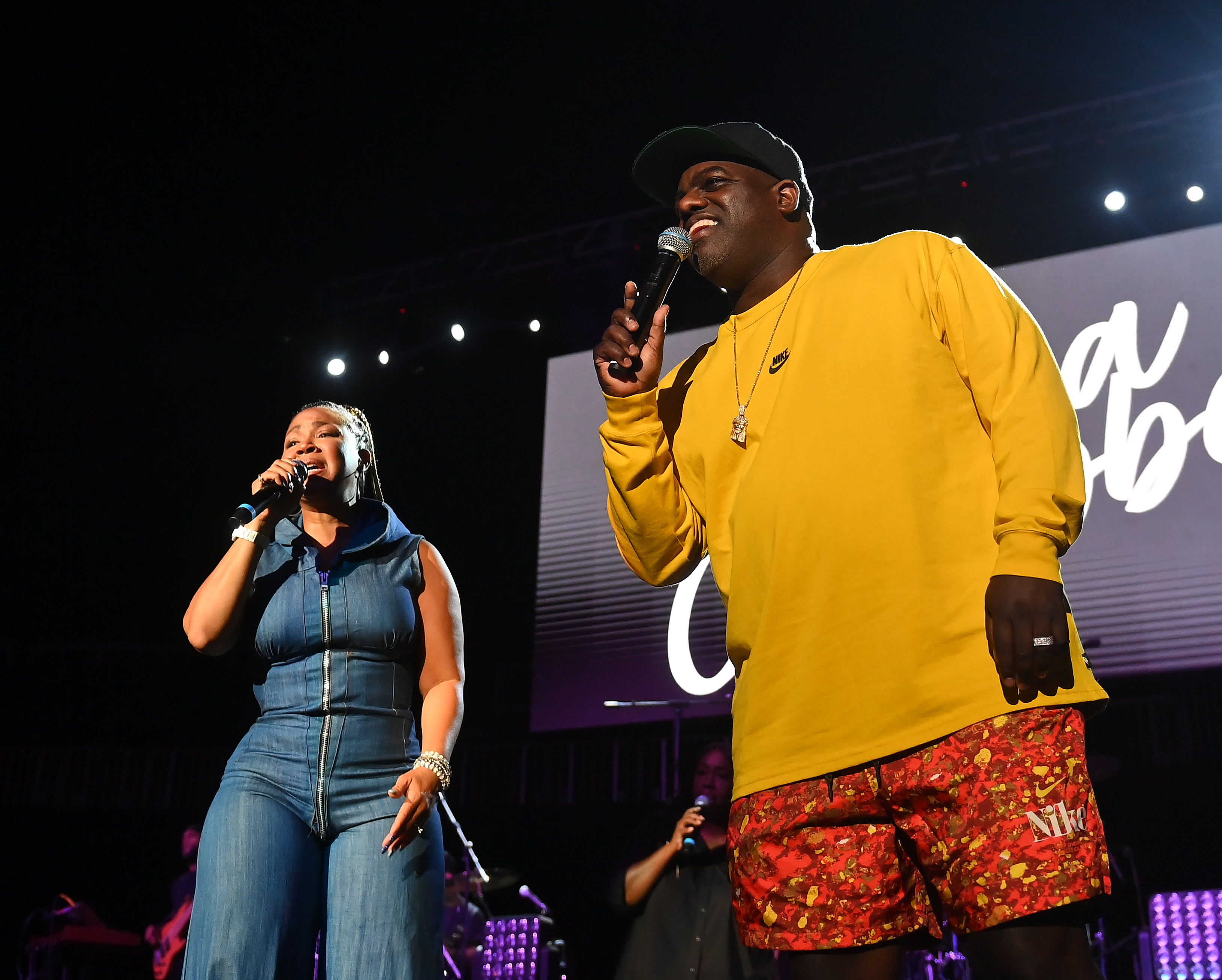 Singer Erica Campbell and her husband Warryn Campbell perform onstage during Super Friends Praise Fest at State Farm Arena on August 13, 2022, in Atlanta, Georgia | Source: Getty Images