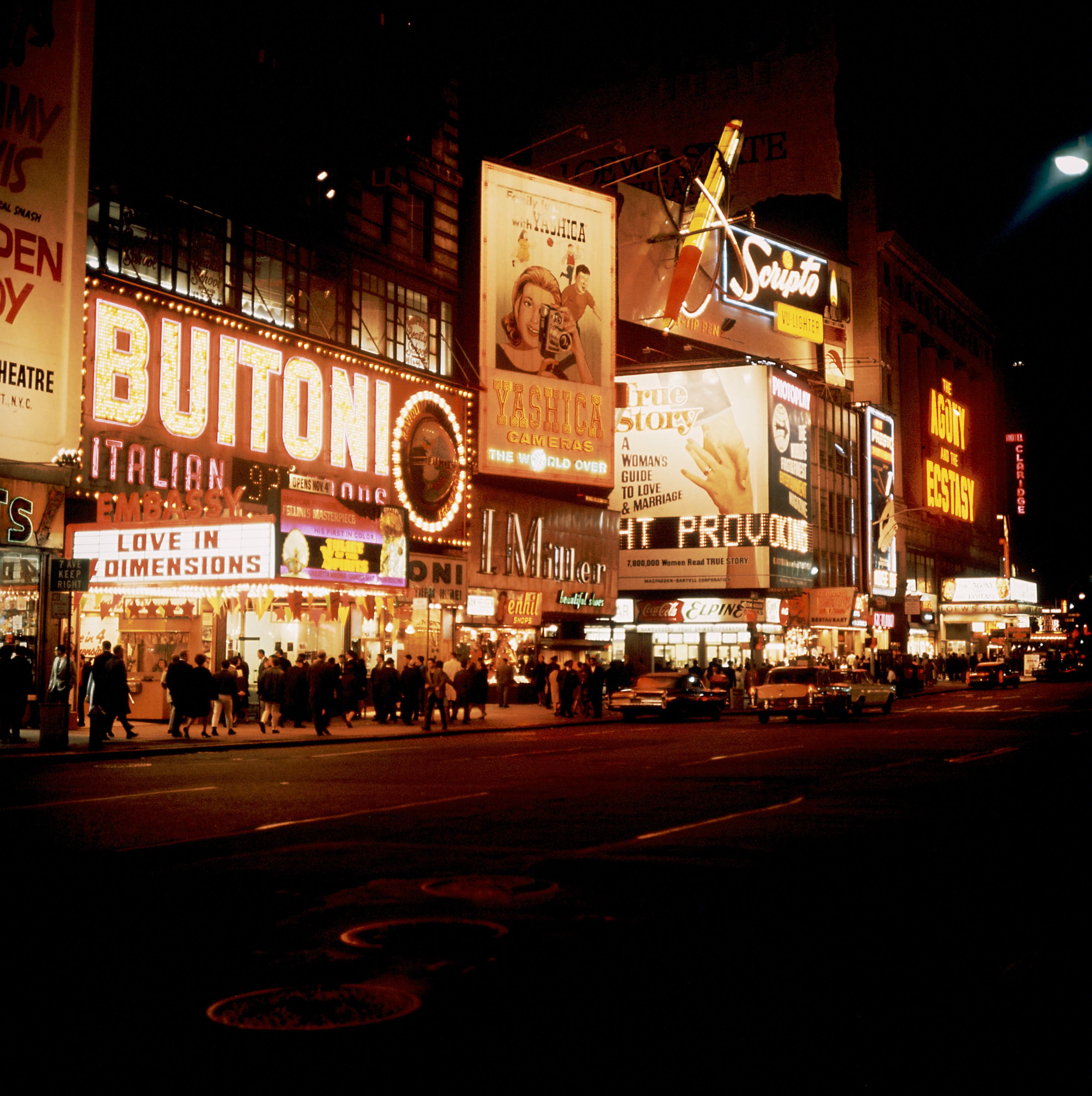 A night view of Broadway avenue and Times Square in the 1970s. | Source: Getty Images
