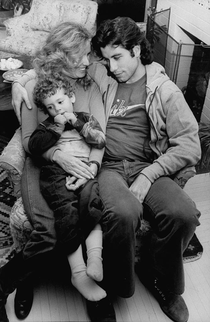 Actor John Travolta with actress Diana Hyland and her child, Zachary Goodson in 1977. | Source: Getty Images